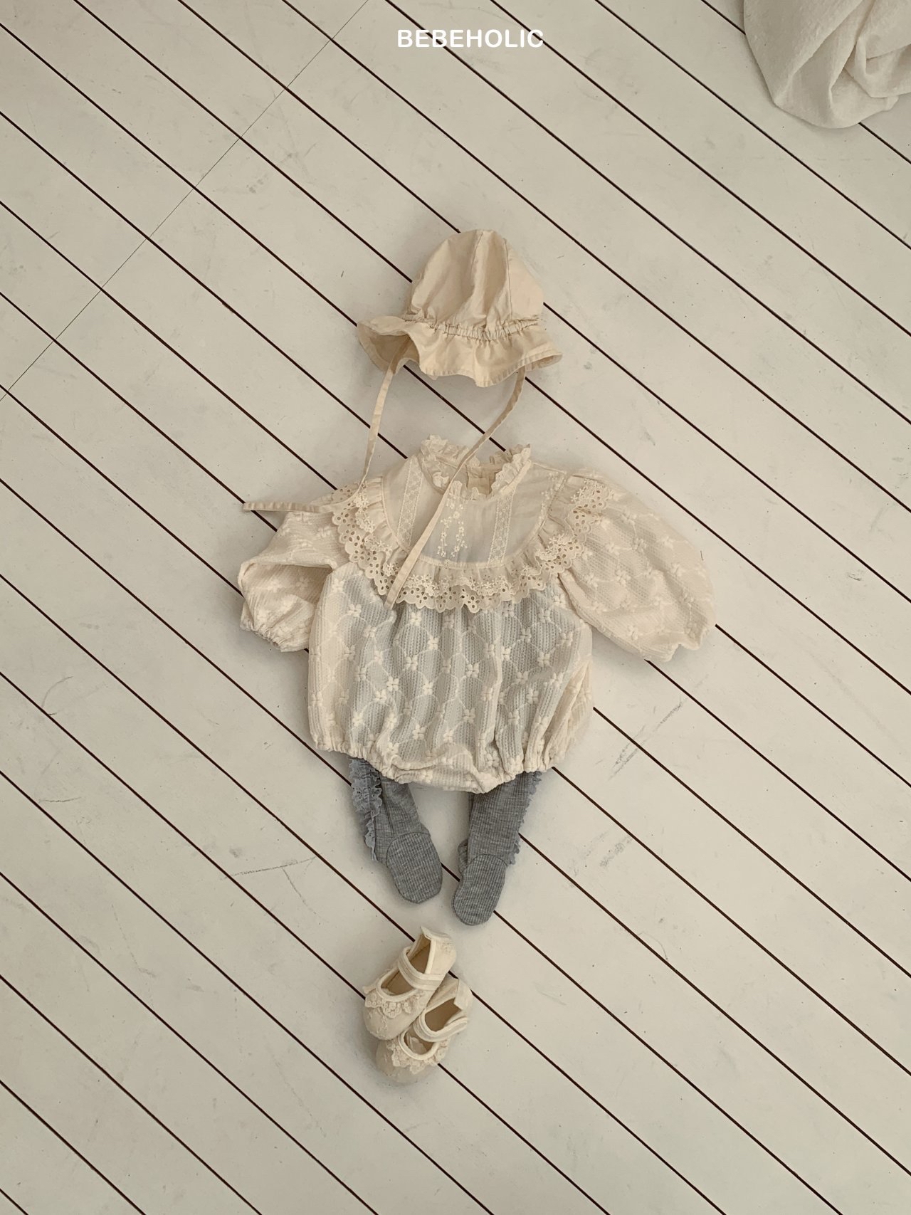 🌸預訂 韓國直送🌸🇰🇷BEBEHOLIC兩色花卉提花蕾絲領長袖包屁衣