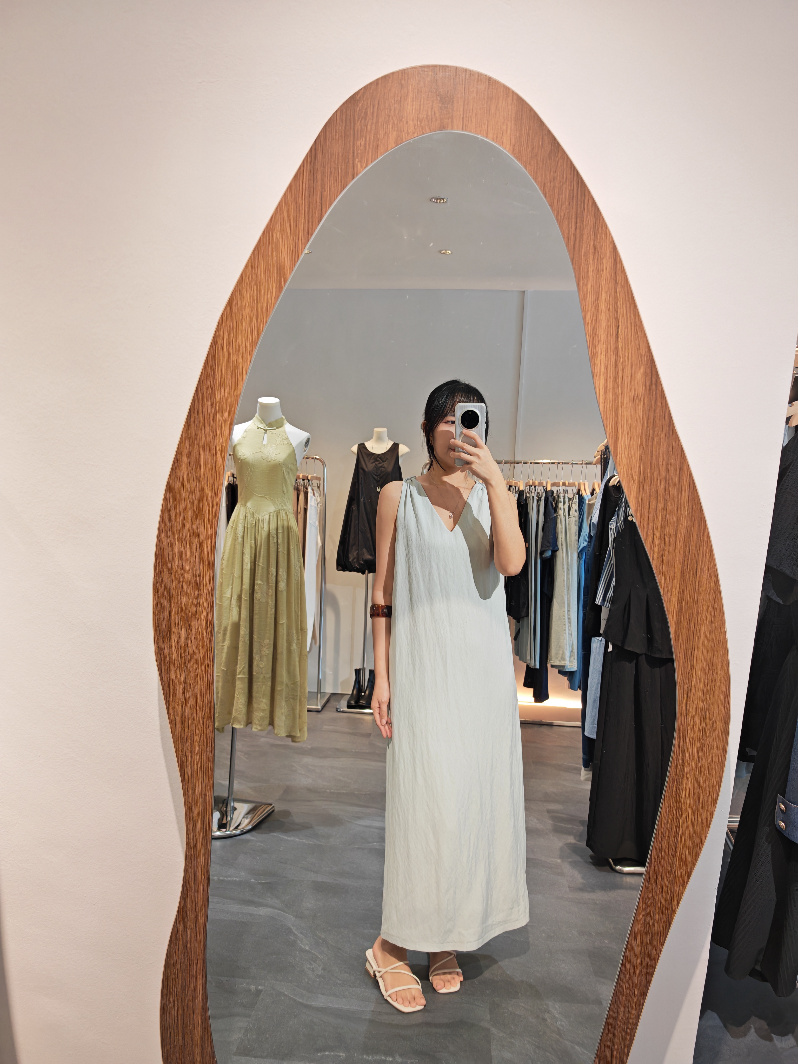 浅绿交叉背连衣裙