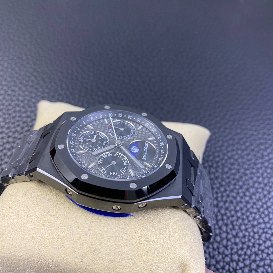 改装正品一致 AP黑陶瓷26579 真月相 一体机5134自动上链机芯， 厚度10.5mm（区别市面普通版本14mm ） 所有功能真实可用，更薄 更像 ！ 增加平闰年开模白针非市面钢针涂改液针 改大秒白针针序可随时针转动 非市面打胶版本陶瓷拉丝深度加工