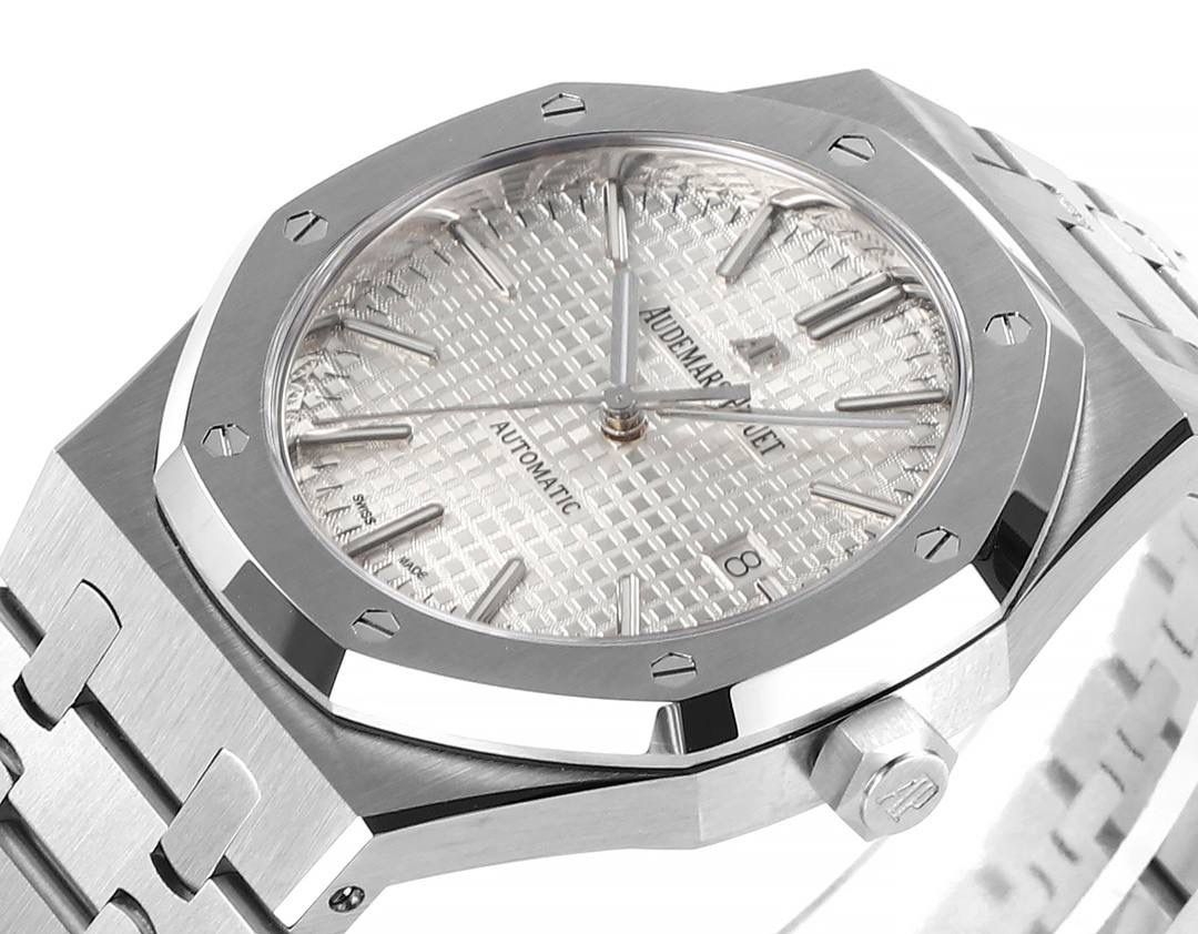 APS一体3120 最强"钢王"壳套特点 1、与原版一致:直径41毫米和厚度 9.8毫米 2、APS版的15400是市面上唯一能与原版各部件互换通用的版本，表壳所有结构位置和装配方式与原版一致 3、表壳表带细腻的拉丝且不会锋利的工艺更突显出APS一直对细节的一丝不苟 4、表带头粒连接表头处与正品一致的活动头粒设计 5、表扣的开关质感与各部位的雕刻工艺均与正品一致 6、APS版的15400兰色字面做工与颜色和正品放在一起几乎毫无色差 7、机芯方面完美复制原装3120机芯，真正的无卡度一体机芯，不再是9015加甲板