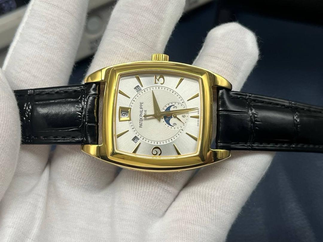 TW百达翡丽复杂多功能系列5135G--010重磅登场，迄今推出的首款Nautilus复杂腕表，以超复杂的工艺技术打造休闲运动腕表。 1⃣️小身板大能量：尽揽以下功能∶12点位日历功能 10点位星期功能 2点位星期功能 6点位24小时。所有功能都可正常使用。 2⃣️机芯采用版Cal.240自动上链机芯，在实现外观的逼真前提下，功能一并完美诠释。 3⃣️改装大师独立制表人，倾情参与定制改装表盘颜色，给予独一无二的腕表增添有趣的灵魂！