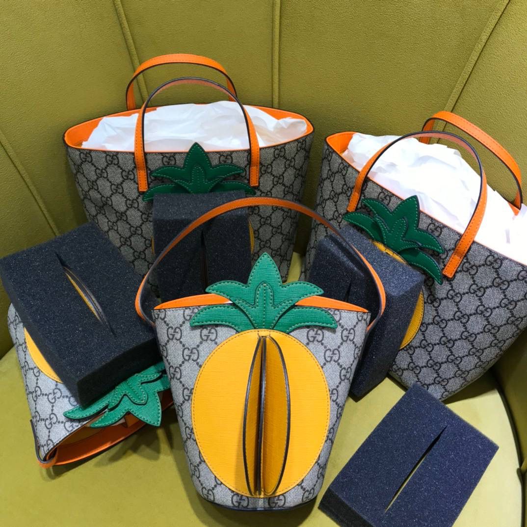 🔥𝙂𝙪𝙘𝙘𝙞原厂菠萝包 这款儿童菠萝包依旧很火，高颜值的搭配，很多小姐姐看到它都是毫无抵抗力～敲可爱！ 小菠萝：580850 尺寸：10*20*16cm