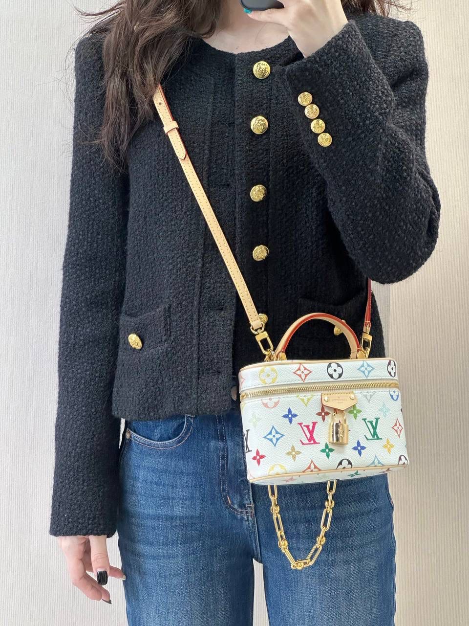 LV化妆包白三彩👜✨ 包身灵感来源于Louis Vuitton的vi老花旅行箱。以经典的方圆化妆包造型打造设计，让这款包包独显个性，搭配手提手柄与可拆卸链条带，日常手提肩背斜挎都很方便，不会觉得繁重。 包身缤纷的三彩Monogram，像是打翻了颜料盘，让整体变得特别年轻、有活力。不愧是村上隆和LV联名的系列！🌈❤️ 尺寸：19-12-6.5cm