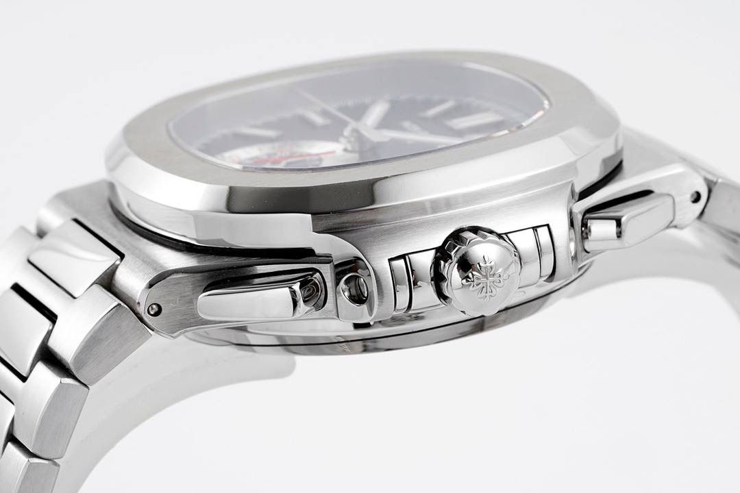 百达翡丽5980系列腕表卷土重来😎😍 PPF自研百达翡丽计时机芯CH 28-520，由327个特别完成的零件，35个珠宝和13个桥组成。机芯在完全缠绕时以28,800vph的频率跳动时可提供超长的动力储备，机械美感通过蓝宝石背透后盖一览无遗。 表带手链结构完美坚固，具有缎面磨砂和镜面抛光交替效果。纯粹的视觉享受，佩戴起来极为舒适，配备了Nautilus折叠式双折叠表扣，并配有翻盖锁，以提供额外的安全性。