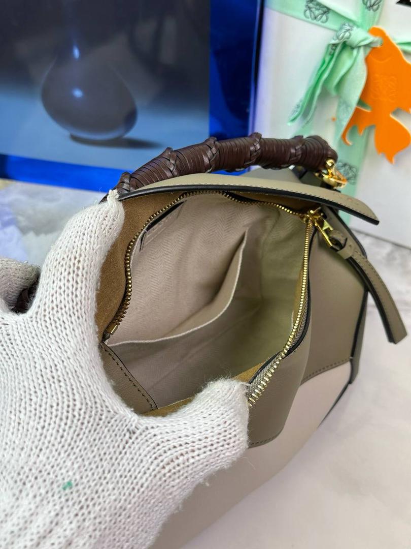 🎈最新编织手腕𝙋𝙪𝙯𝙯𝙡𝙚 ——【月桂绿拼】 尺寸：𝟐𝟒-𝟏𝟎.𝟓-𝟏𝟔.𝟓𝐜𝐦 编码：062405 ♥️以罗家经典几何设计，搭配独特的编织手腕，人字纹里布。 ♥️容量大，经典百搭，可拆卸肩带，有单肩，斜挎，手提等多样化背法。随性时髦洒脱，实用性强。 ♥️独家背景➕独家品质➕独家全套砖柜礼盒套装，市场高端品质皆在我手✌🏻