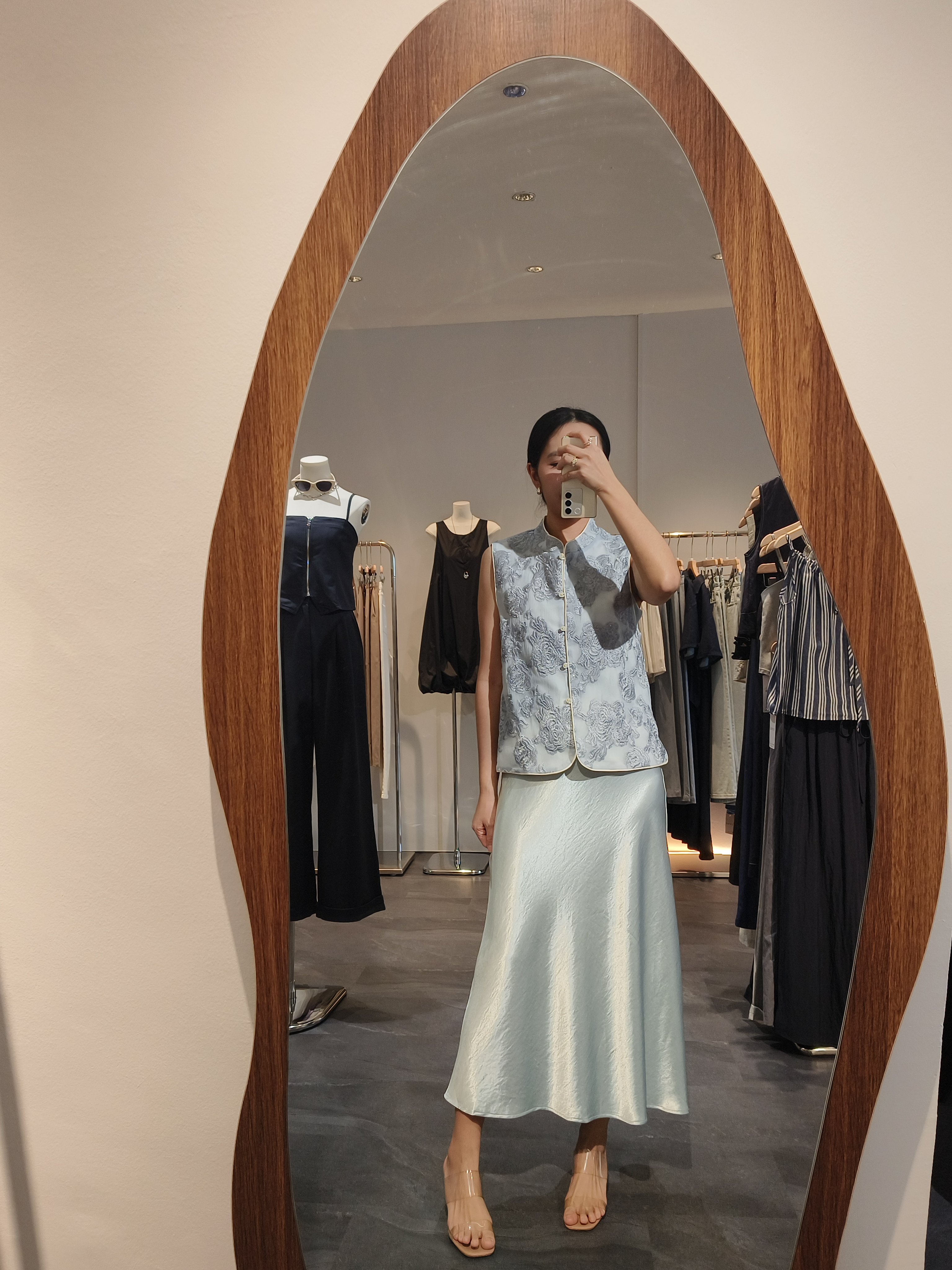 精致刺绣提花亮片马甲