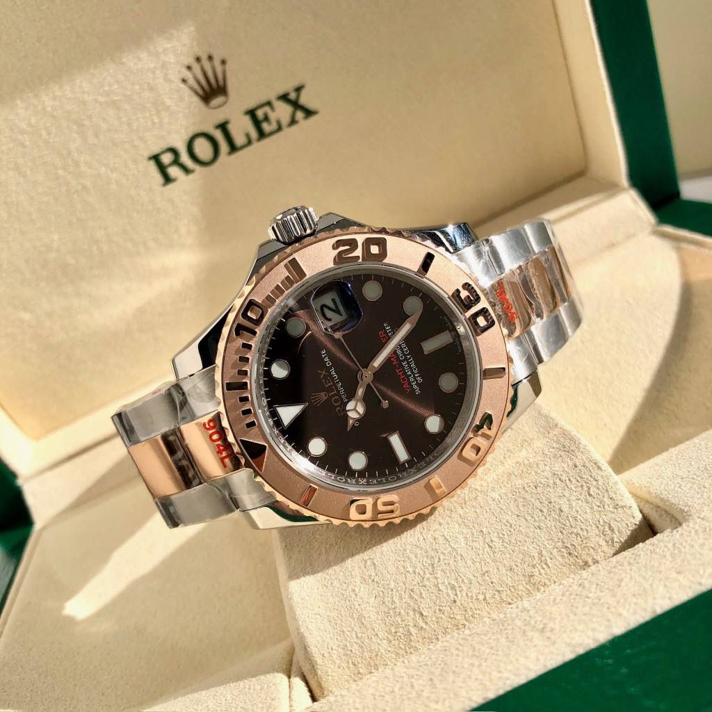 【经典名仕 一劳永逸】劳家爆款游艇名仕型系列m116621-0001男士腕表40mm间玫游艇出货，继续秉承AD家族优质特色、独家出品一表一码，三码合一 【机芯】搭载AD专注而制0️⃣返修、💯全新原装西铁城8215全自动机械机芯，走时精准，性能优异，动力储备高达48小时 【表壳】316L精钢表壳 高端同步防指纹[强]陶瓷圈口原版同步双向旋转，完美呈现与原版一致的弧度、光泽，超强高密度矿物质玻璃镜面，精致的做工完美秉承原装的潜水游泳🏊‍♀️性能 【字面】大厂同步超强夜光，夜光刻度、表针无瑕疵斑点、晶莹剔透，细节同步正品，内影圈刻字清晰，字体匀称 【表带】搭载316精钢表链可调节原装表扣