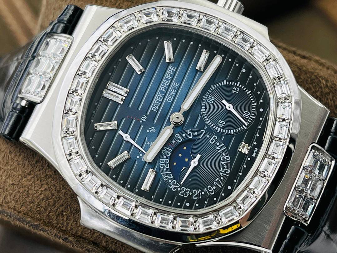 V3升级版 【市场最高品质版本】百达.翡丽Patekphilippe运动系列（鹦鹉螺）5724（霸道总裁）升级版珍珠陀！ 1⃣️所有功能同正品（10字位动能显示，7字位日历和月相 4字位小秒针），和原装一样的带水平压纹图案，带荧光刻度 ！ 2⃣️直径40毫米，904L精钢镀金，蓝宝石玻璃镜面。 3⃣️5722和5724款的外钻为施华洛世奇钻，通透闪亮，气质非凡。在目前技术范畴内尽可能接近原装，此款腕表可以让您驾驭所有场合！ 匠心之作 欢迎您的品鉴！（现在买就送定制版一支商务用笔，让您的品味十足，气派十足，从容面对任何挑战）