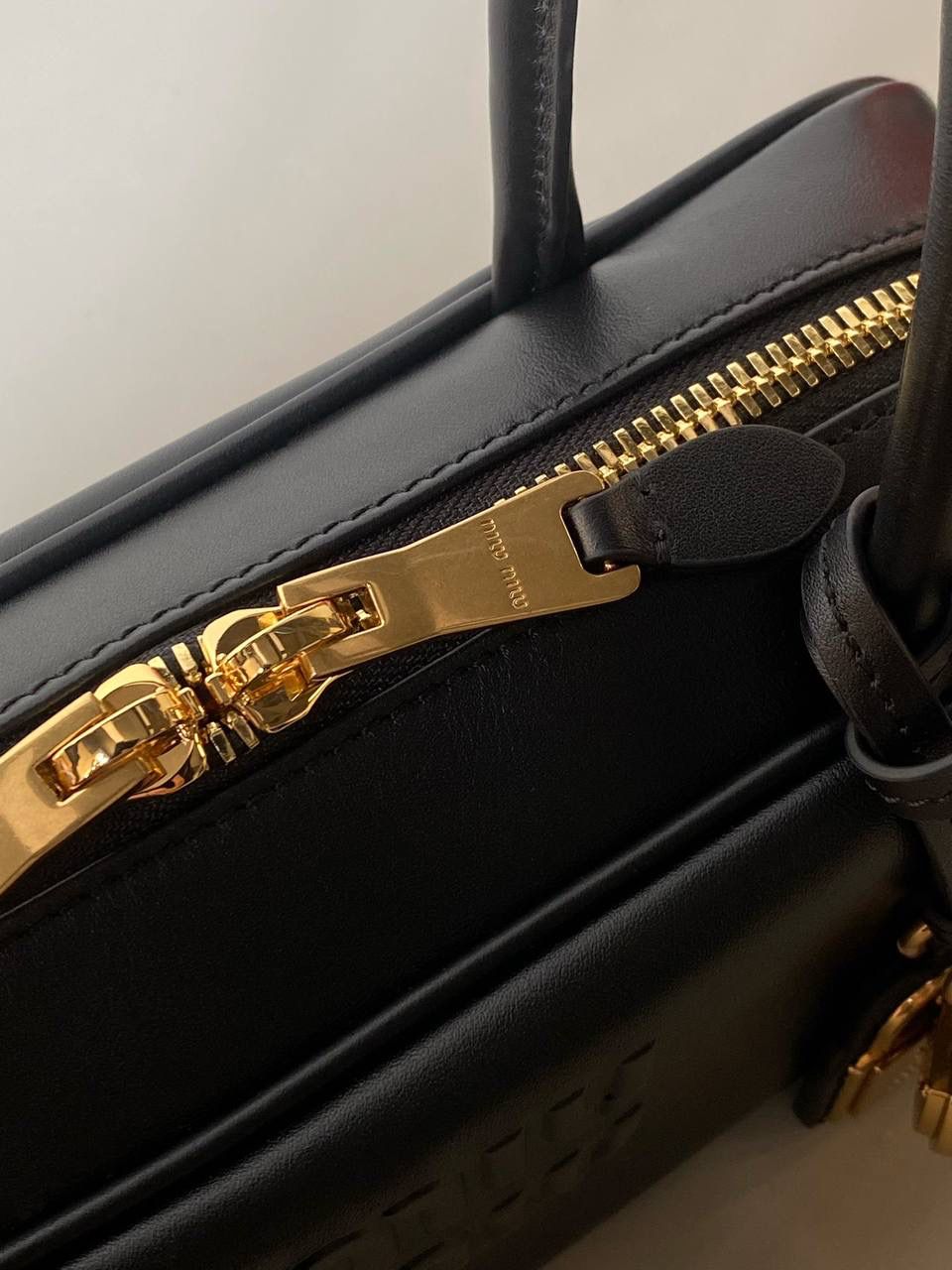 🈶黑色 𝗠𝗶𝘂𝗠𝗶𝘂保龄球| 吊饰版 说是公文包.更是保龄球！ 虽倆者都早已大火全网时髦圈哈哈 今年这只长手柄保龄球能买到就是赚到咯！ 细长的手柄整体更秀气了 还送了一串吊饰 是一把锁头还有一个爱心， 上面都有logo刻印很精致也很厚重 宝子们再也不愁买挂饰啦！ 28×11.5×8cm #F0010m