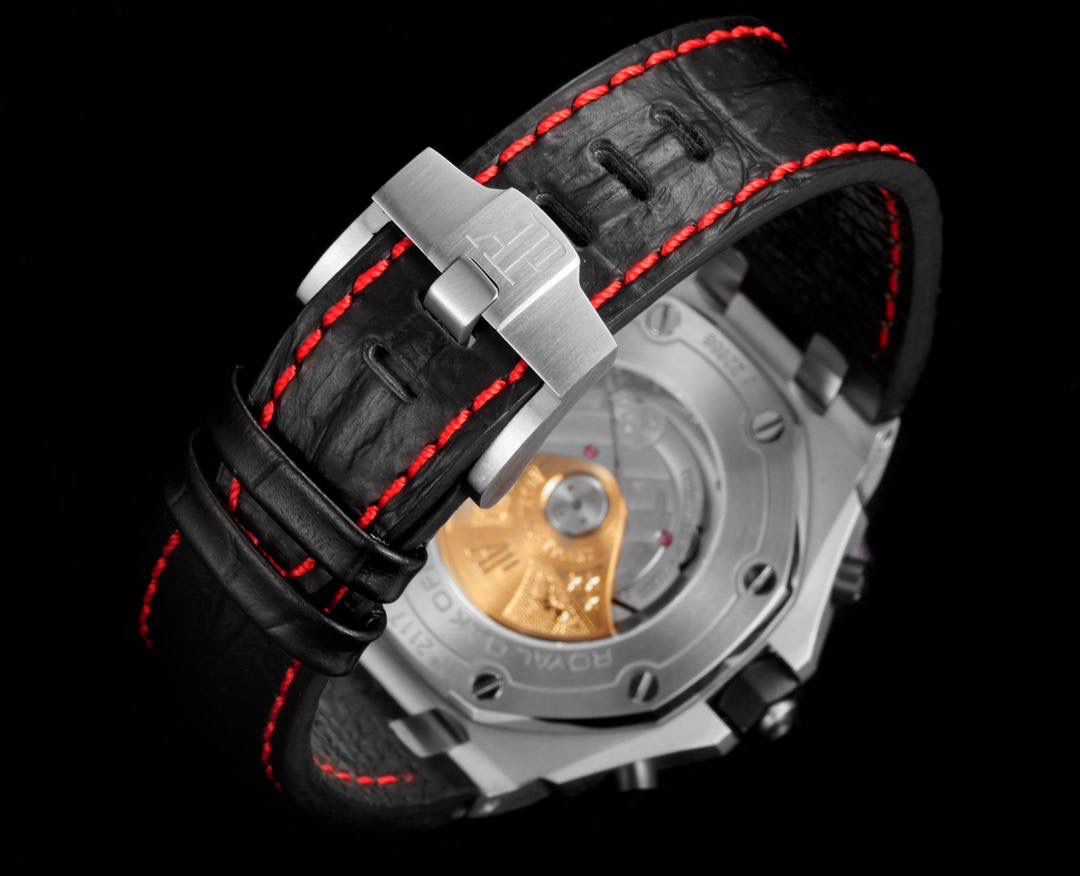 🚀皇家橡树离岸型26400/26238/26470系列正式登场！款式最全，做工最好的爱彼计时款腕表来了，有做工好的顶级货😍💯廉价的小厂货就别去考虑了！ 1，机芯采用12位小秒的定制版3126计时机芯，完美还原原版所有功能。经过精密打磨，大大加强了其稳定性。 2，其中碳纤维系列表壳采用全新碳纤维复合材料——「Carbon TPT® B.4」打造，这种高科技材料比常规 Carbon TPT® 密度提高4%，纤维硬度提升15%，树脂强度提升30%，材料结构经过各项异性优化，保持轻盈同时无比坚韧，提供迄今最强的抗冲击性能。 3，字面颜色均采用目前最先进电镀技术，非几年前的简单喷漆技术。每一个巧克力格纹装饰，通过CNC级别打磨，无限接近原版。 4，同步原版搭载微微活动头粒，胶带采用进口氟橡胶材质，皮带采用美洲鳄鱼皮材质，更加耐磨耐造。