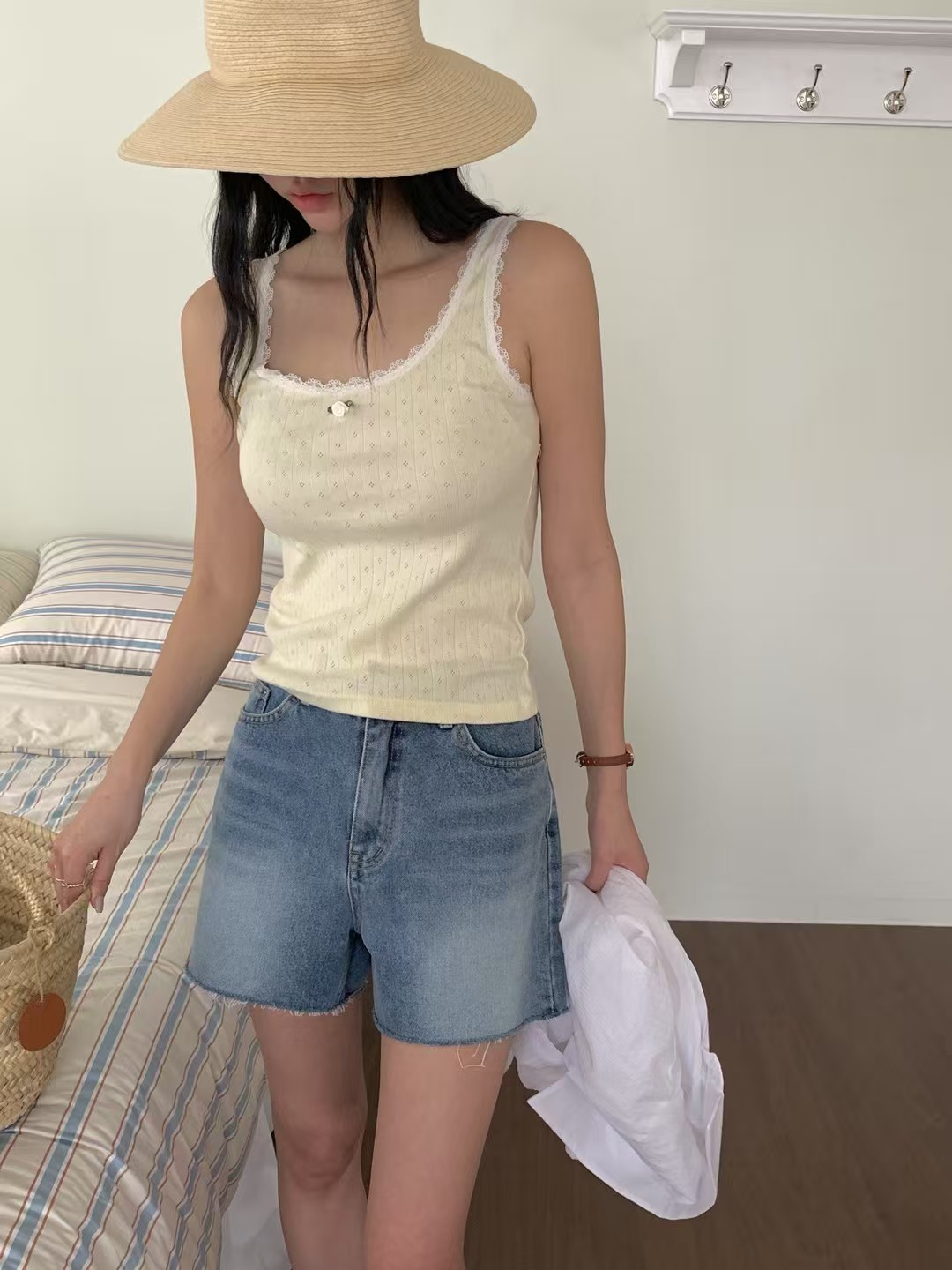 Lace Trim Cotton Tank Top with Bow Detail – Scoop Front & V-Back Design ‖ 蕾丝拼接蝴蝶结棉质背心前圆后V双领设计KR01469