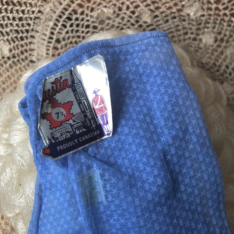 Vintage C.a. 1960s Austin Made in Canada Blue Pattern Beaded Gloves -  New Old Stock(MT165-3)