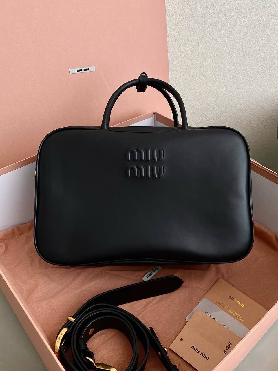 🈶黑色 | 肩带款 𝗠𝗶𝘂𝗠𝗶𝘂23秋冬公文包 比经典老款多了一条长肩带 斜挎手拎更加实用，直接翻红啦！！ 看似一样，实际尺寸上有轻微小改 但差异不大，整体也比老款要薄一点 斜挎起来更有轻盈感，不会显得太笨重 近两年miu水涨船高，爆款制造机 出什么火什么，杀疯了已经，都去冲 一整个甜酷少女感路线，赢麻了！！ 23×34×10cm，#F0020m