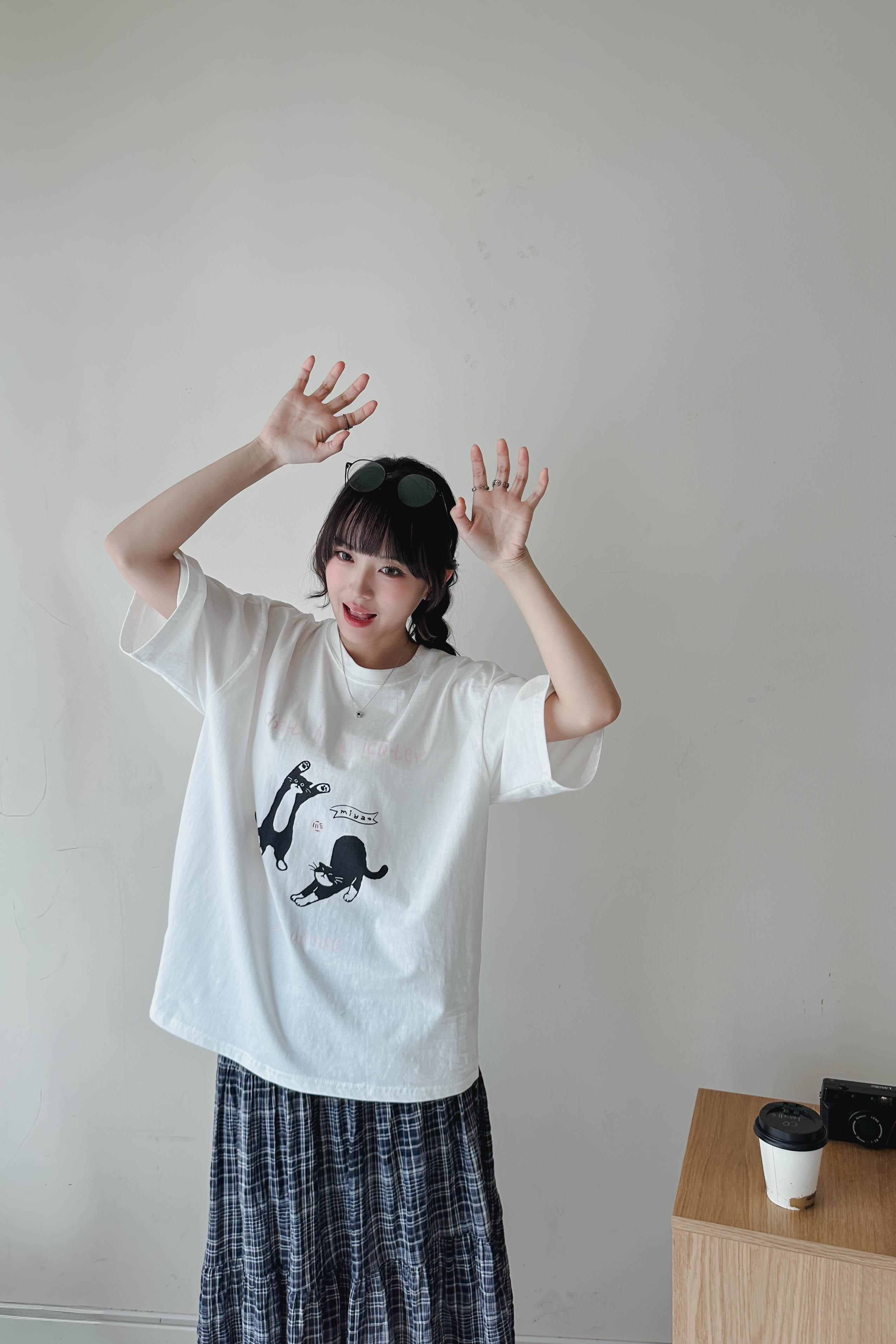 慵懶貓咪伸懶腰Oversized Tee