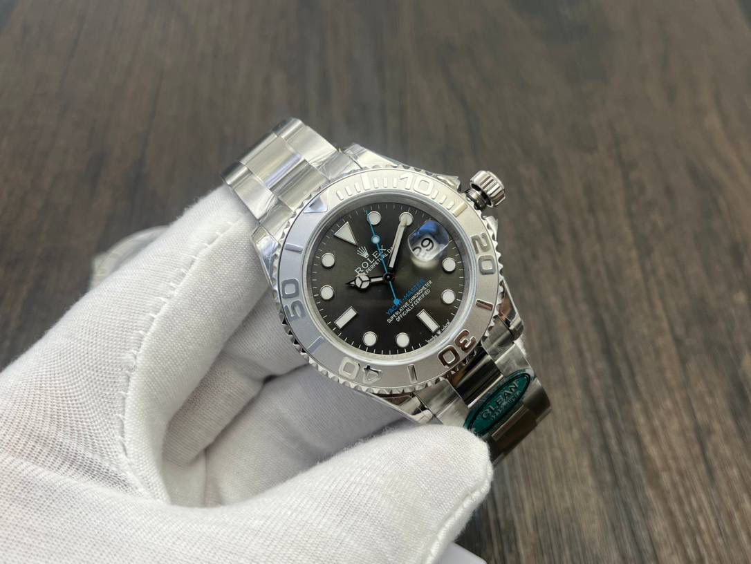 CLEAN Factory 2024 强烈推荐｜ROLEX 游艇名仕 40mm 🎮 型号：MK1 126622 / 126655（玫瑰金版｜钢带不露白） 搭载 Cal.3235 一体机芯，支持逆调时针，三码合一＋NFC 感应卡，最新编码 686R6677，表扣编码 E4F，独立软膜包装，对标原版规格。 40mm 正确尺寸，整体比例精准，佩戴舒适。 🔥 核心技术亮点： 1. 放射纹表盘 采用与原装一致的 PVD 电镀工艺，色值稳定，批次无色差，镀层薄，太阳纹清晰可见 2. 圈口升级：PVD 白金电镀＋防指纹镀膜，材质由黄铜升级为 精钢，耐磕耐磨，即使露底仍保持白金色质感 3. 钢带版本不露白，细节与完成度大幅提升 CLEAN Factory 匠心力作，配置到位、工艺稳定， 游艇 40mm 玩家级优选款，欢迎表友品鉴。 ⌚️✨