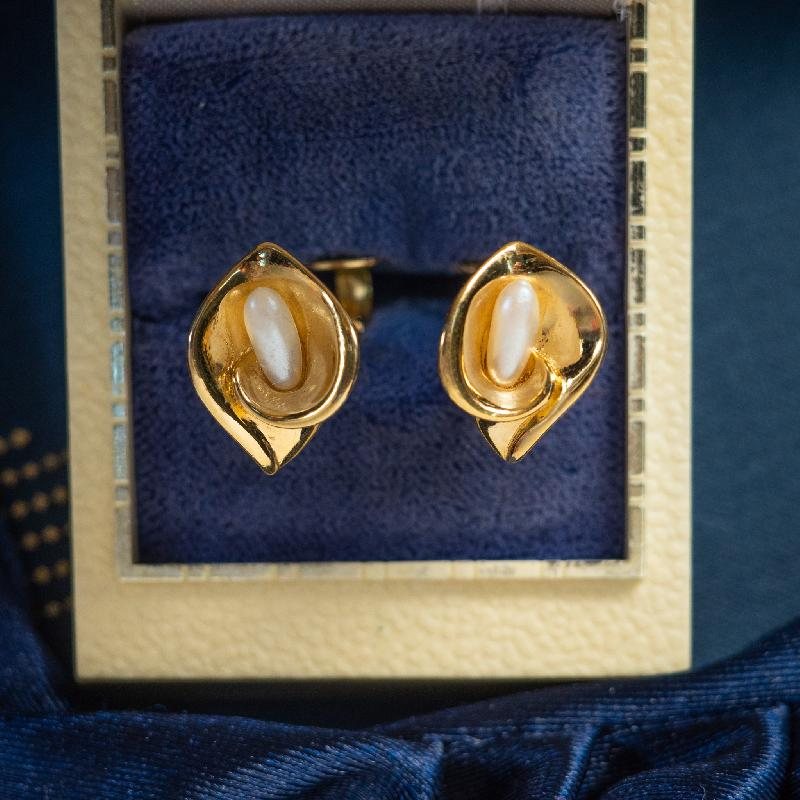 c.a. 1960s Elegant Golden Calla Lily Clip Earrings from America (MW193)