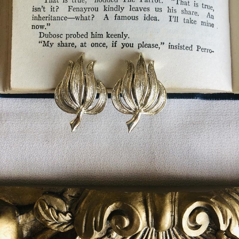 C.a. 1960s Vintage Curved Floral Clip Earrings from Canada(MT1100-13)