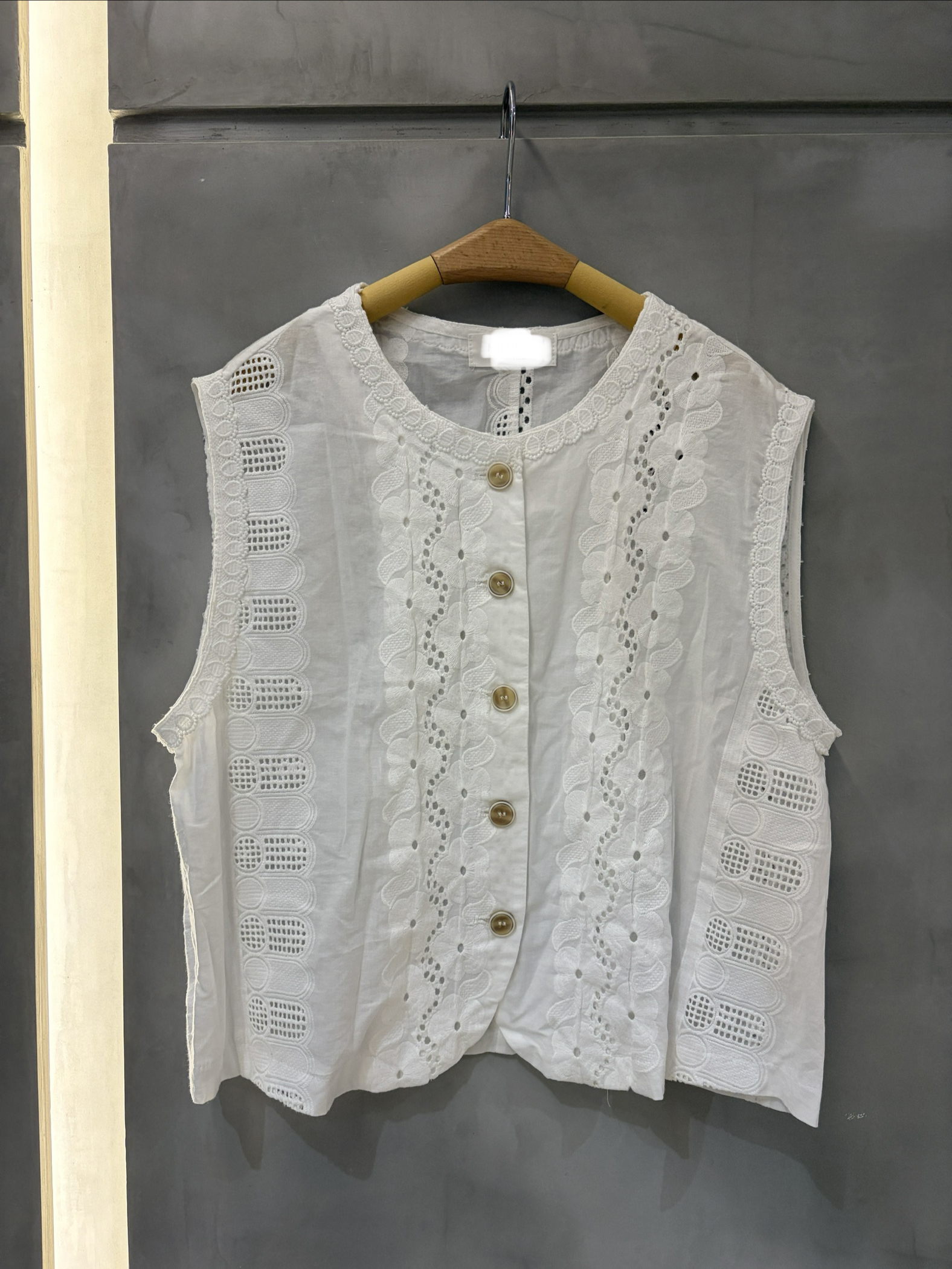 白色通花背心blouse