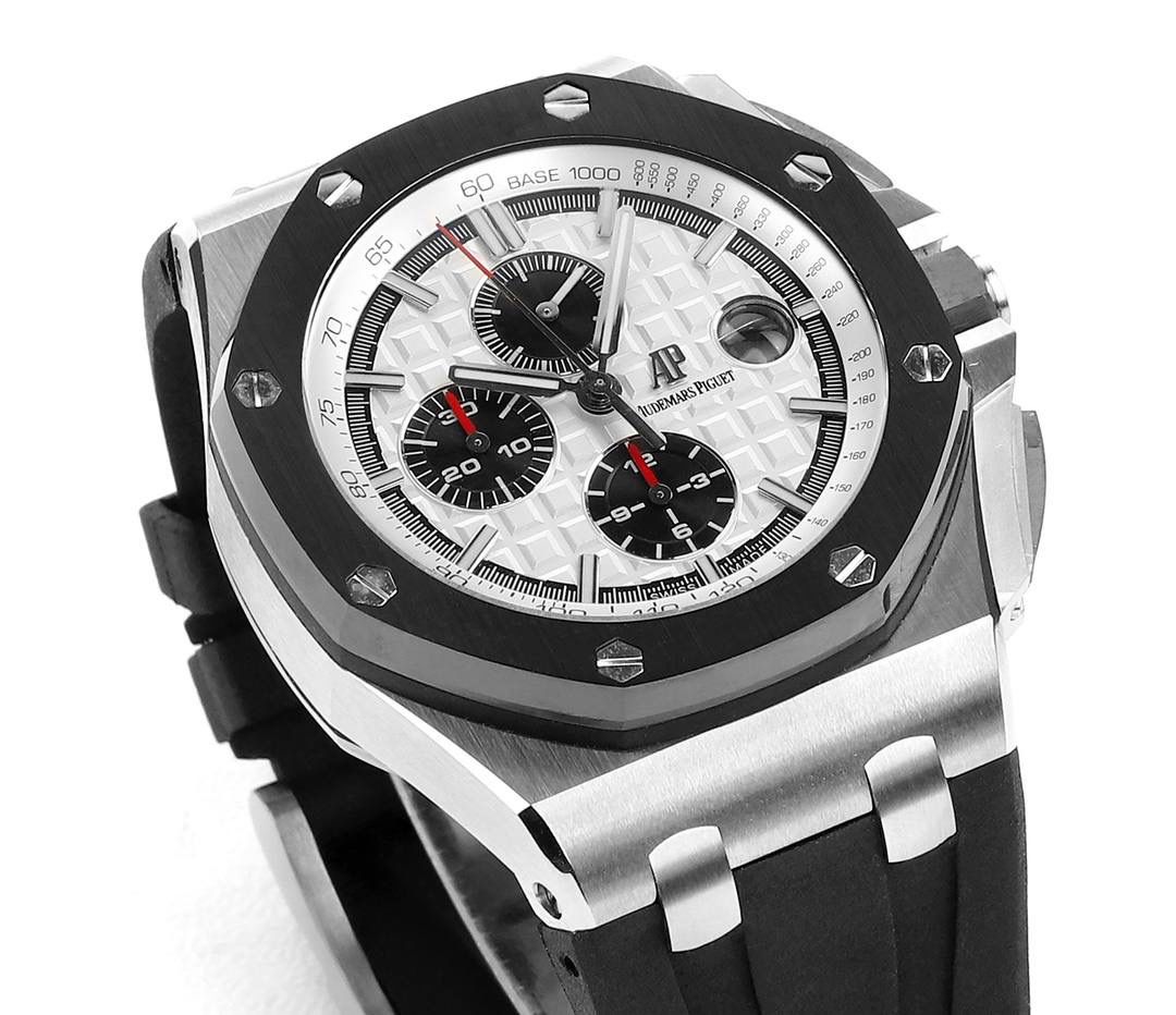 爱彼皇家橡树离岸型横空出世🔥💯引用全新的彩色陶瓷锻造技术，表壳与圈口的选料，不惜重本使用日本进口的氧化锆，无需任何颜料，以超高的压力与超高的温度锻造，形成超高密度的彩色陶瓷，再经过百里挑一，确保每一个成品都与原版毫无色差！CNC级别的打磨，将整一个表壳的边边角角完美处理，即使陶瓷，也做到毫不割手。圈口的拉丝，经过顶级的打磨技术，做到每一丝每一线都毫无断续，每一颗六角螺丝都与表框处在同一平面，拒绝一丝一毫的凸显与凹陷，诠释了何为顶级的复刻工艺！