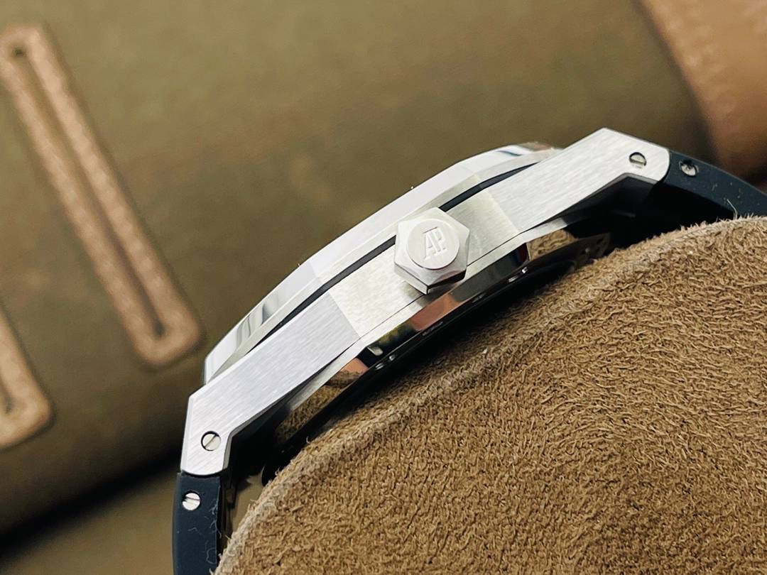 爱彼A P皇家橡树陀飞轮精品腕表 升级细节🔥 1⃣️独家订制Cal.2924机芯，动力储存68小时！ 2⃣️腕表依旧保留的八角形表圈、标志性的六角形螺丝以及经典表带！ 3⃣️皇家橡树系列超薄陀飞轮腕表在经典的“Tapsisserie”格纹上进行再度创新，形成了新的格纹“Tapisserie Evolutive”！熟悉又陌生的表盘格纹装饰带来全新观感，成为这款腕表的点睛之笔。 4⃣️表壳直径为41毫米，厚度为11.2毫米！