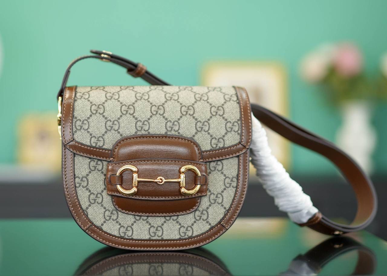 👜🔥Gucci Horsebit 1955系列迷你半圆形手袋 棕色 17cm 正品售价,500 独家原厂皮发售 限量级别 GG家这只新款1955半圆包， 目测即将大爆！ 马衔扣标志性设计元素，半圆包型显得更加时尚俏皮，高级复古又有现代感，肩带长短可以调节，不大不小刚刚好~ 官方款号 760191 尺寸：17x18.5x7.5cm
