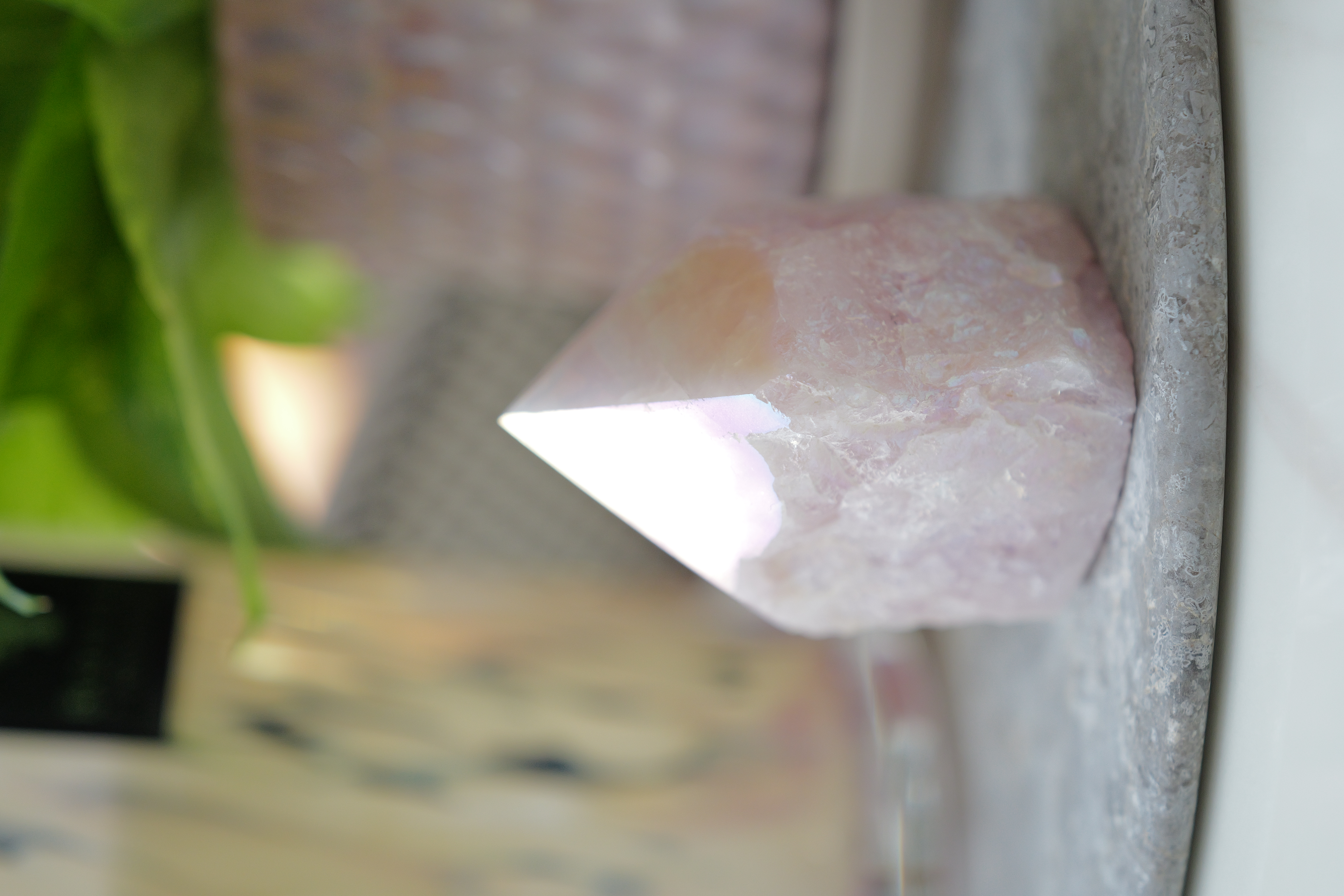  ༒7.3cm Aura粉水晶金字塔尖六角柱擺件༒ RQ*8041C20-RA30*3mf