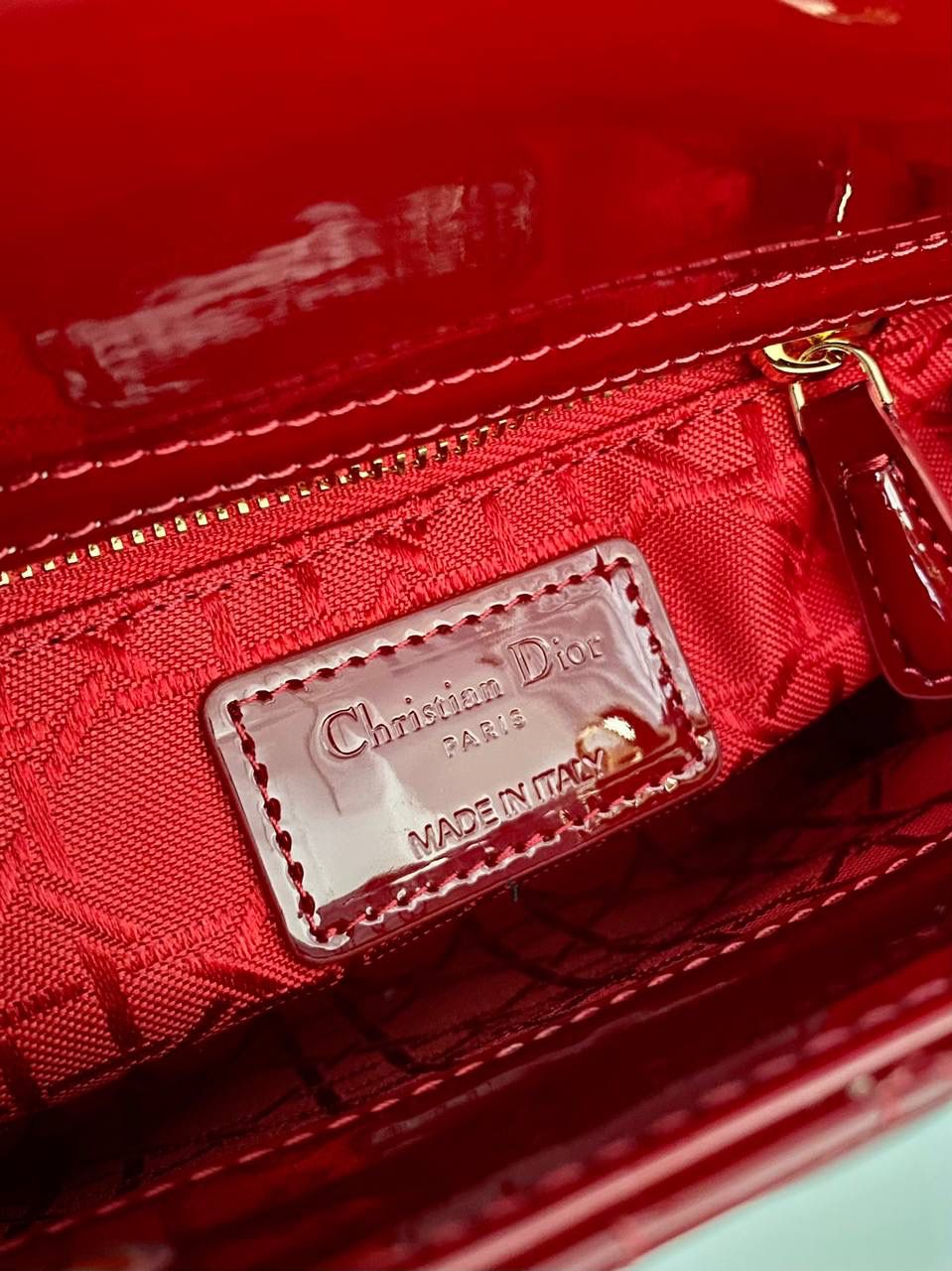 红金❤️‍🔥𝗗𝗜𝗢𝗥 𝗟𝗮𝗱𝘆三格漆皮款 全面升级，终极版本 经典款真是爱不释手毫不夸张 春夏秋冬四季包 优雅气质 可甜可咸 漆皮材质更是精致 高级感扑面而来 两条肩带，自由切换风格🌟 17×15×7cm 5310m