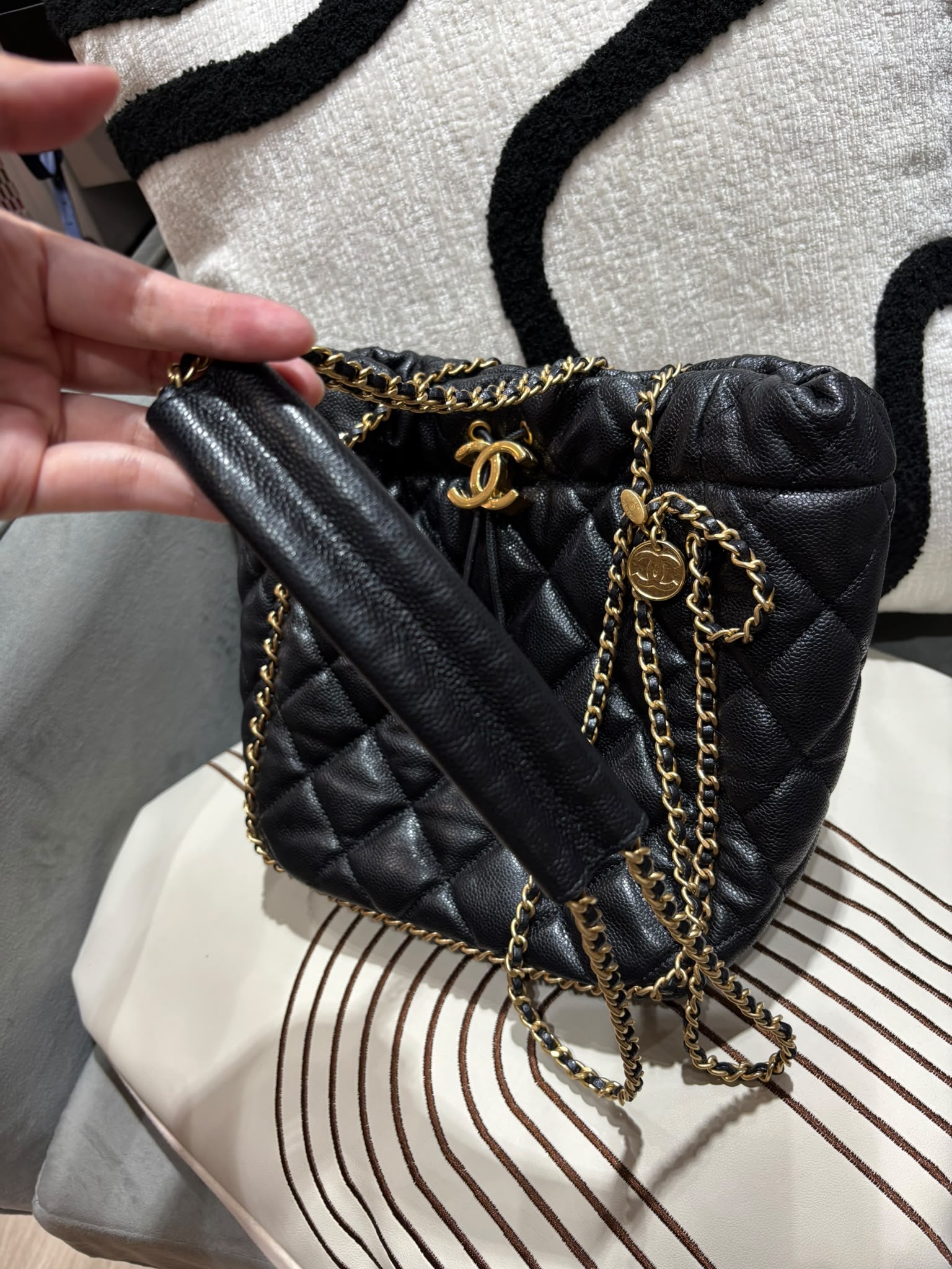 Chanel drawstring bag AS3469 黑色魚子醬牛皮金扣 bucket bag  100%Authentic,98%new  ✅晶片✅dust bag✅box