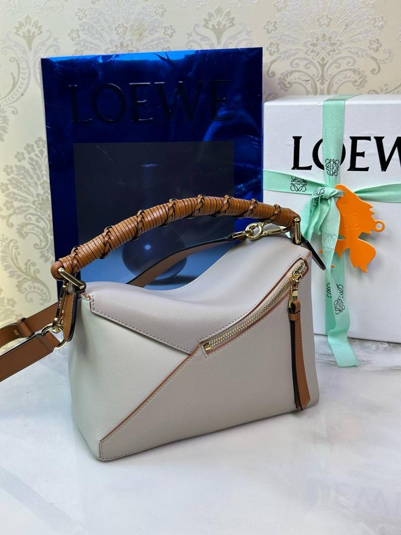 🎈最新编织手腕𝙋𝙪𝙯𝙯𝙡𝙚 ——【灰兰拼色】 尺寸：𝟐𝟒-𝟏𝟎.𝟓-𝟏𝟔.𝟓𝐜𝐦 编码：062405 ♥️以罗家经典几何设计，搭配独特的编织手腕，人字纹里布。 ♥️容量大，经典百搭，可拆卸肩带，有单肩，斜挎，手提等多样化背法。随性时髦洒脱，实用性强。 ♥️独家背景➕独家品质➕独家全套砖柜礼盒套装，市场高端品质皆在我手✌🏻