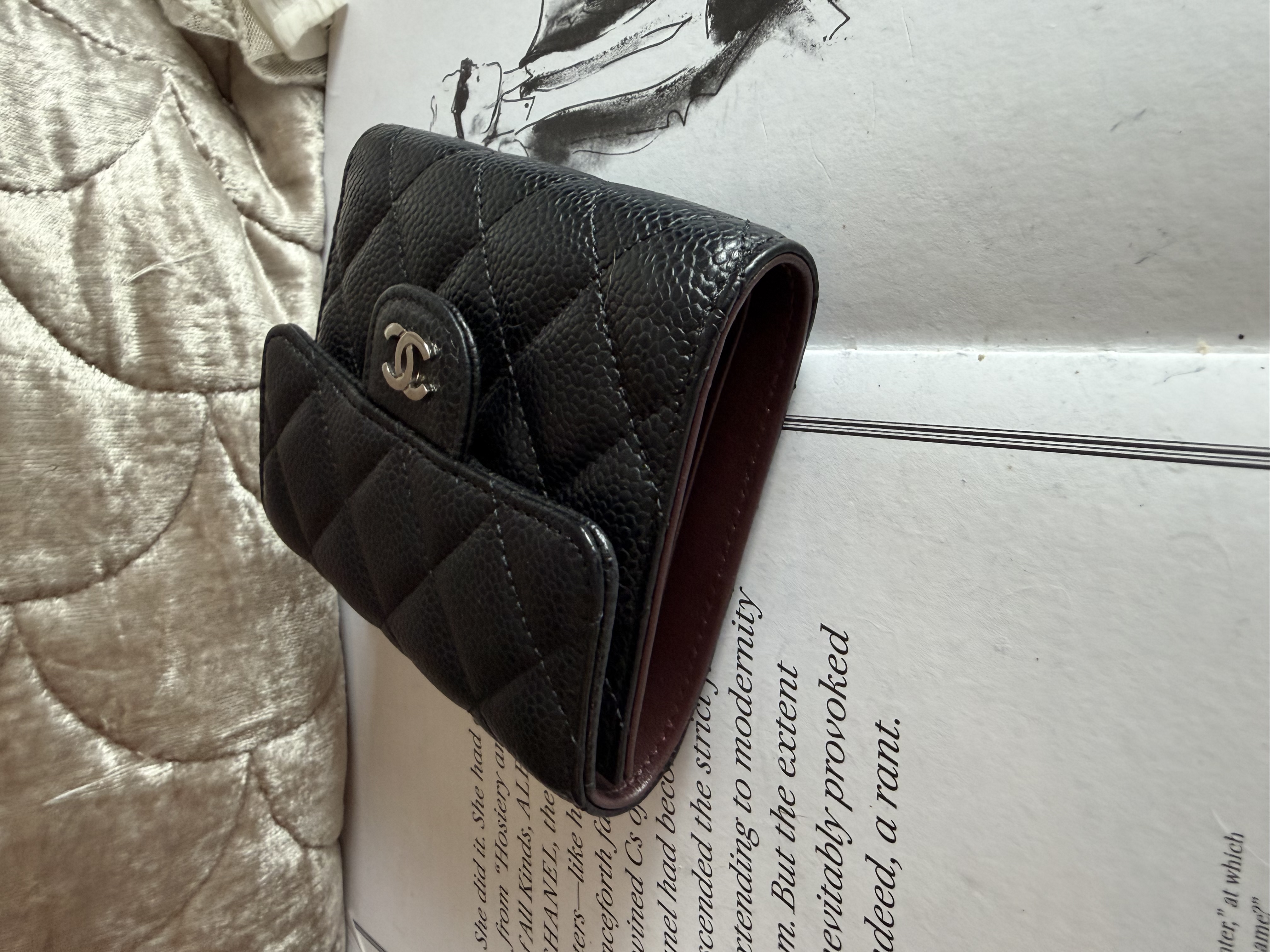 接近閑置 Chanel cc logo black caviar short wallet phw