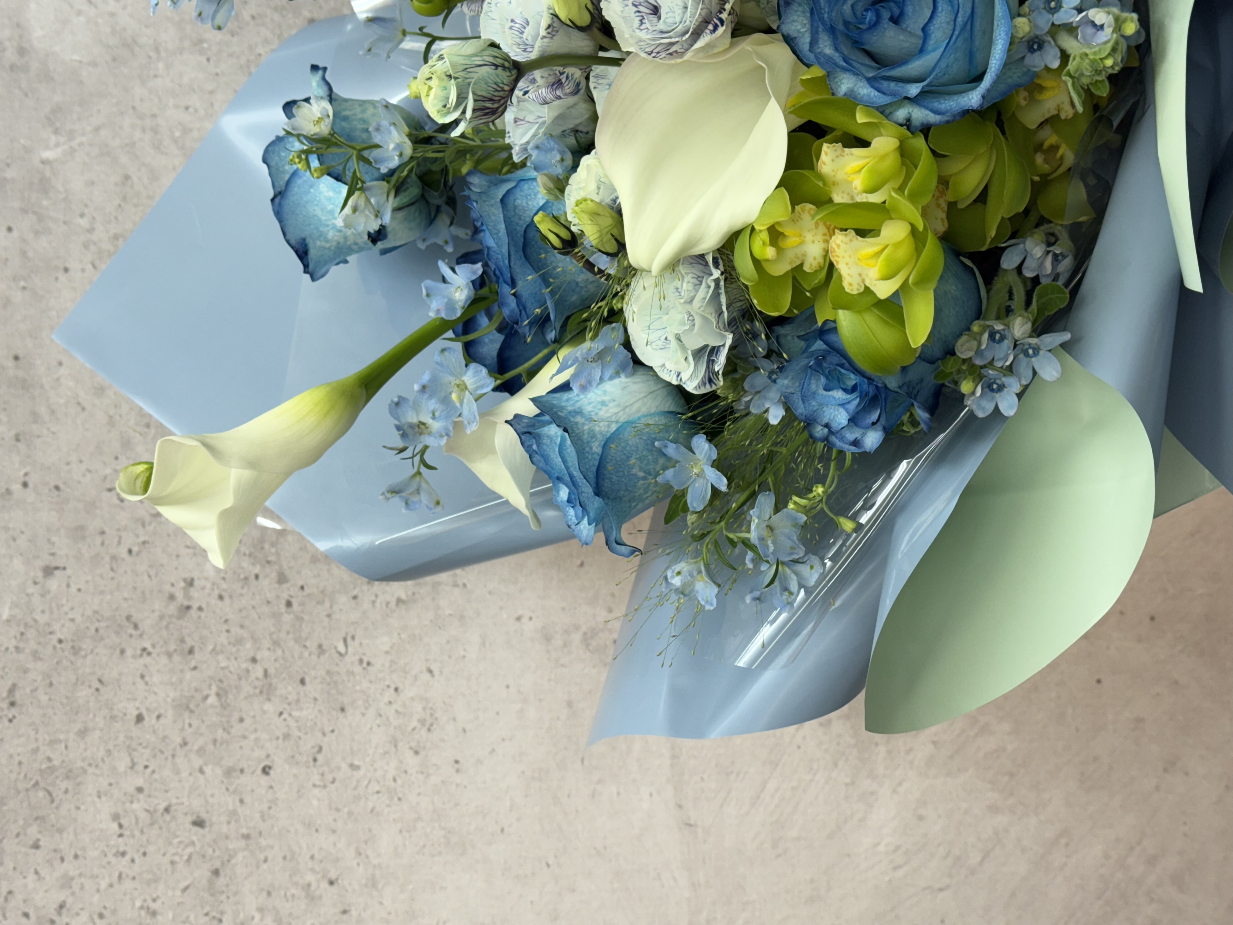 白馬蹄蓮配吸色玫瑰花束