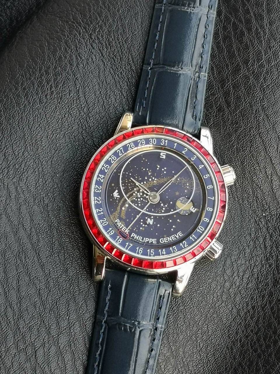 百达翡丽PP-6104G 日内瓦苍穹系列 市场顶级复刻神作震撼来袭！ 搭载原装进口miyota全自动机械机芯改制Cla.240机芯，搭配原装珍珠18K金自动锤，走时精准稳定，性能媲美正品；表圈镶嵌45颗璀璨宝石，表扣点缀28颗珍稀晶石，光影流转间尽显奢华质感；微拱形防眩目处理表镜，折射效果立体通透，让表盘细节清晰可见，质感再升一级💯💯