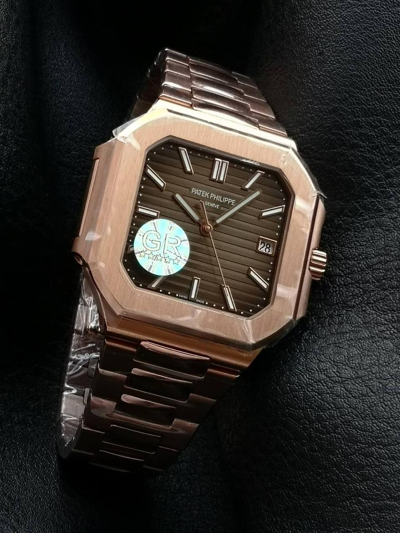 百达翡丽 方形 新系列CUBITUS 5821腕表 亮点特色：1️⃣机芯:搭载定制9015改Cal.26-330 SC一体机，调时不停秒，调时不停秒，摆轮位置均与正品一致，自动上链机芯。2️⃣钢带:316L定制级人体工程学表带，新扣款式。3️⃣表壳:尺寸45毫米厚度仅8.3mm，为表壳对角线长度(即10点位至4点位),因为表壳近似于方形，上下边的宽度会小于这一数值，所以视觉效果并不是很大。 搭配上，5821属于运动风格腕表，日常搭配正装和休闲风格也可以。