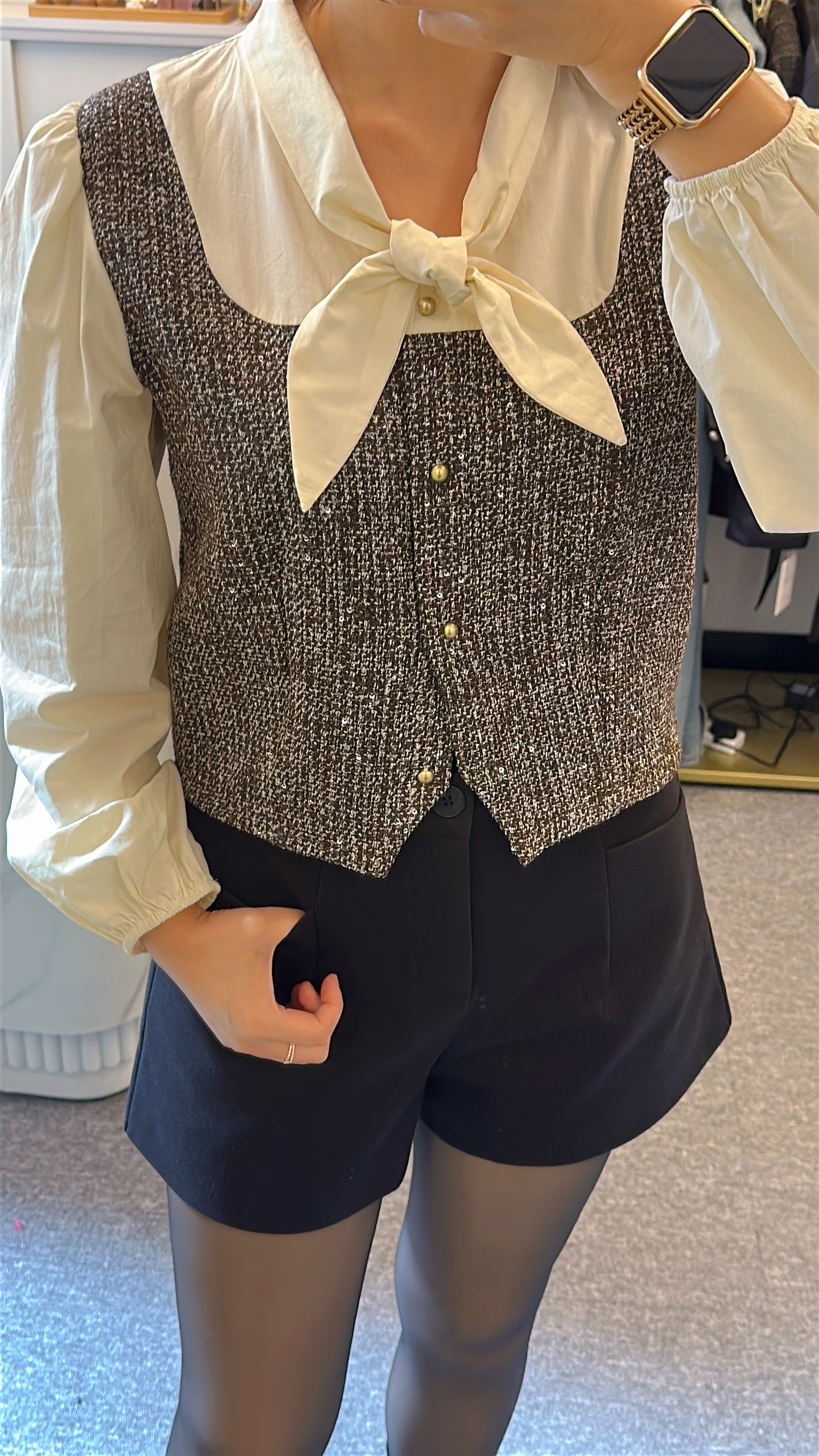 米白色／黑色假兩件V領綁帶長袖襯衫