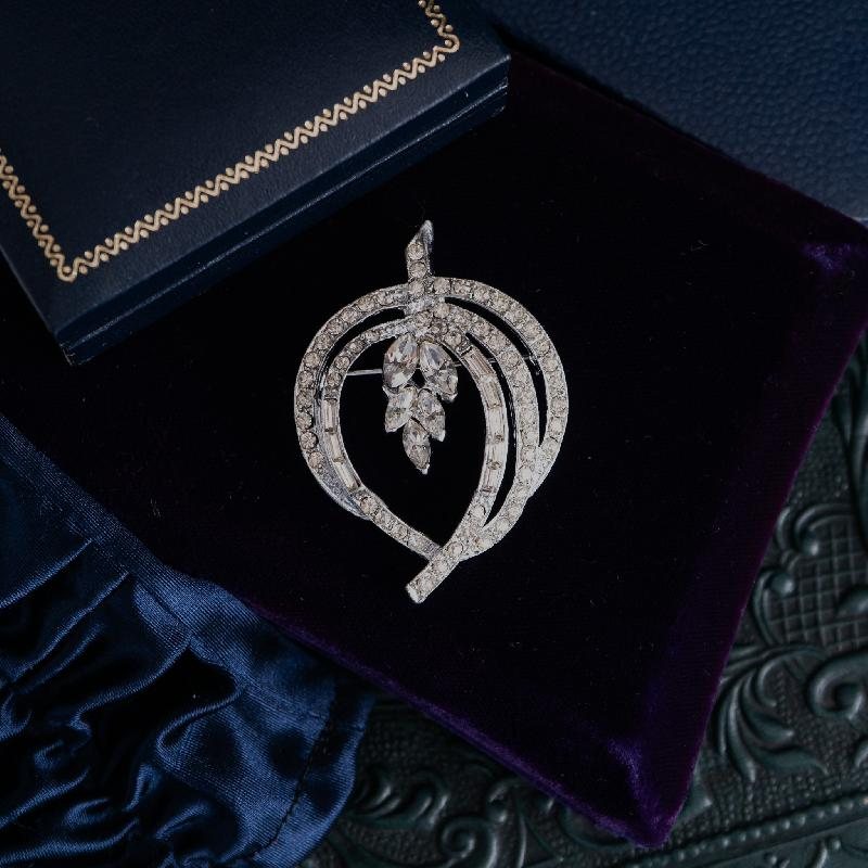 C.a. 1950s Sparkling Rhinestone Leaf Swirl Pin (MW164)