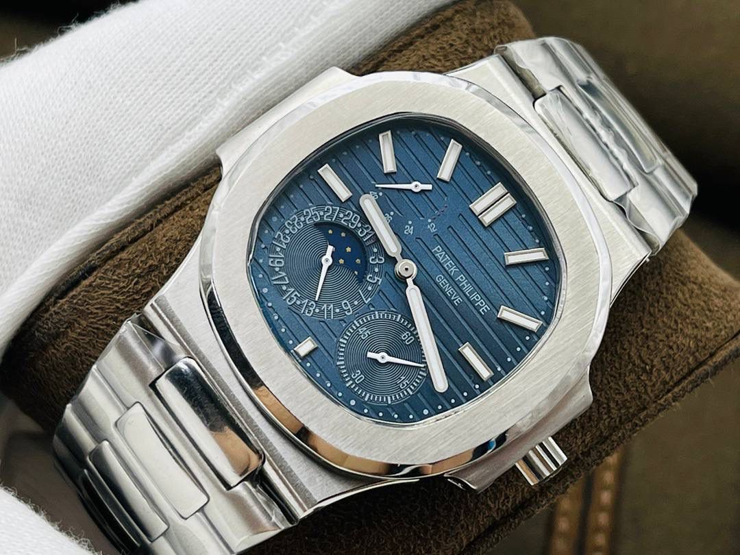 V3升级版 【市场最高品质版本】百达.翡丽Patekphilippe运动系列（鹦鹉螺）5724（霸道总裁）升级版珍珠陀！ 1⃣️所有功能同正品（10字位动能显示，7字位日历和月相 4字位小秒针），和原装一样的带水平压纹图案，带荧光刻度 ！ 2⃣️直径40毫米，904L精钢镀金，蓝宝石玻璃镜面。 3⃣️5722和5724款的外钻为施华洛世奇钻，通透闪亮，气质非凡。在目前技术范畴内尽可能接近原装，此款腕表可以让您驾驭所有场合！ 匠心之作 欢迎您的品鉴！（现在买就送定制版一支商务用笔，让您的品味十足，气派十足，从容面对任何挑战）