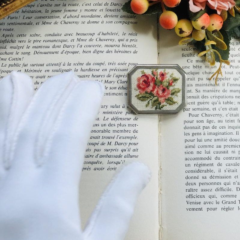 Vintage C.a. 1950-60s Austrian/German Pink Rose on Cream White Petit Needlepoint Brooch(MZ080)