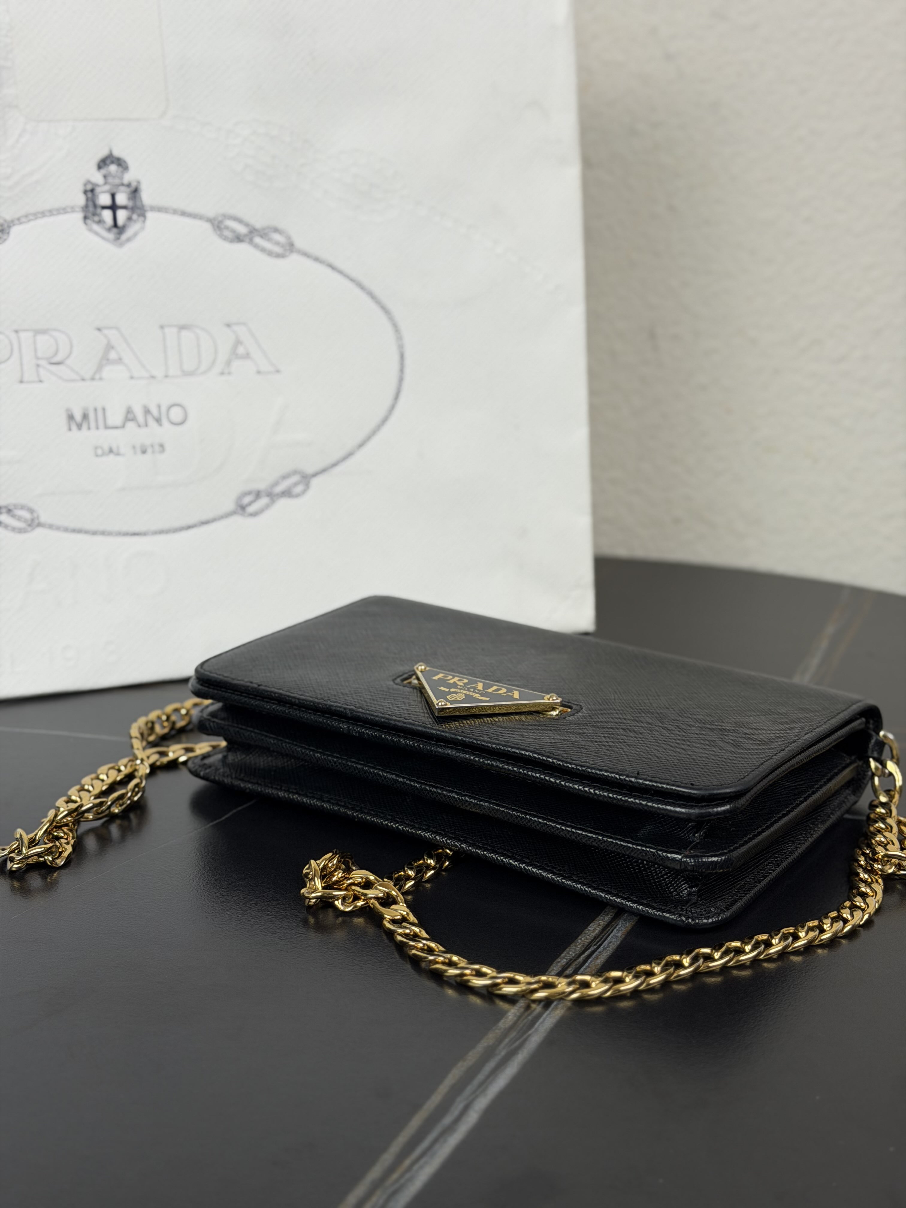 【預訂貨品】Prada三角標黑金配色woc