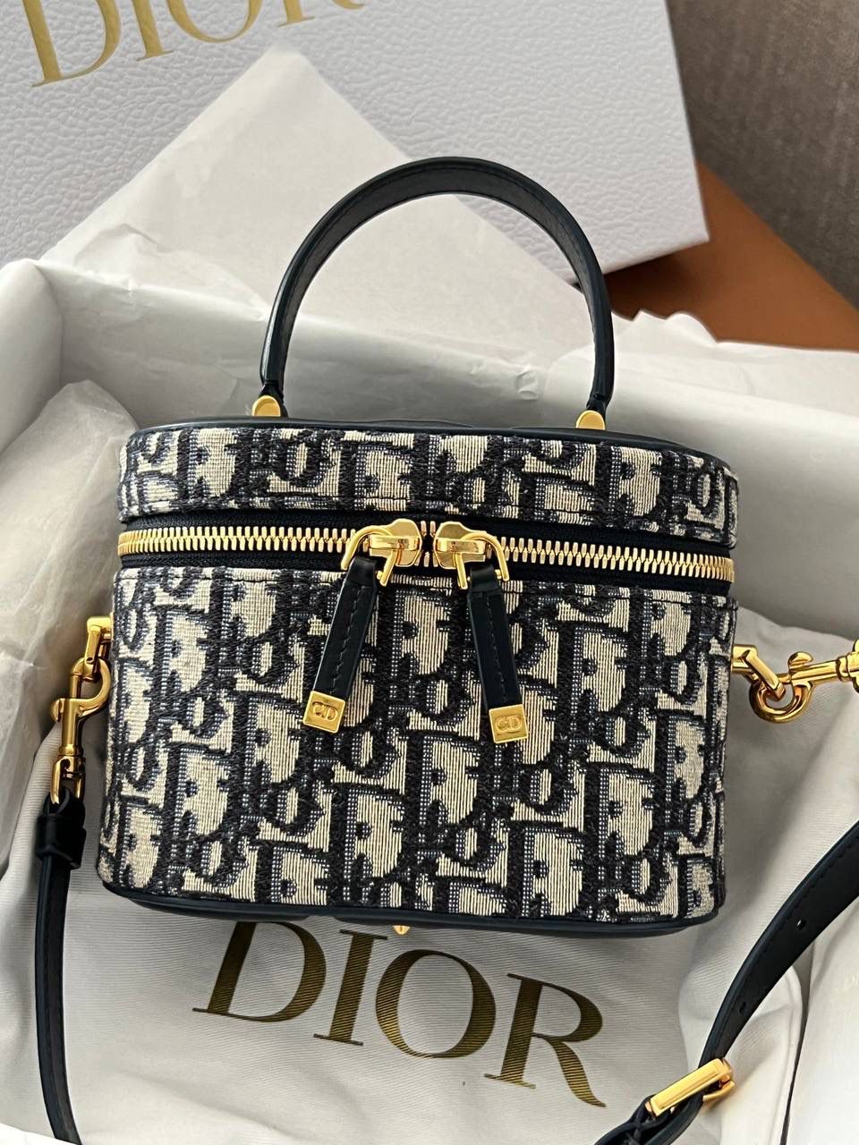 实拍实拍 💕 小号 CD SIGNATURE VANITY 手袋蓝色 Oblique 印花 独家渠道货 独家CD渠道货化妆包最新款上新 尺寸：16 x 11 x 9.5 厘米 独家实物手机版本实拍 需要实拍的看这里✨