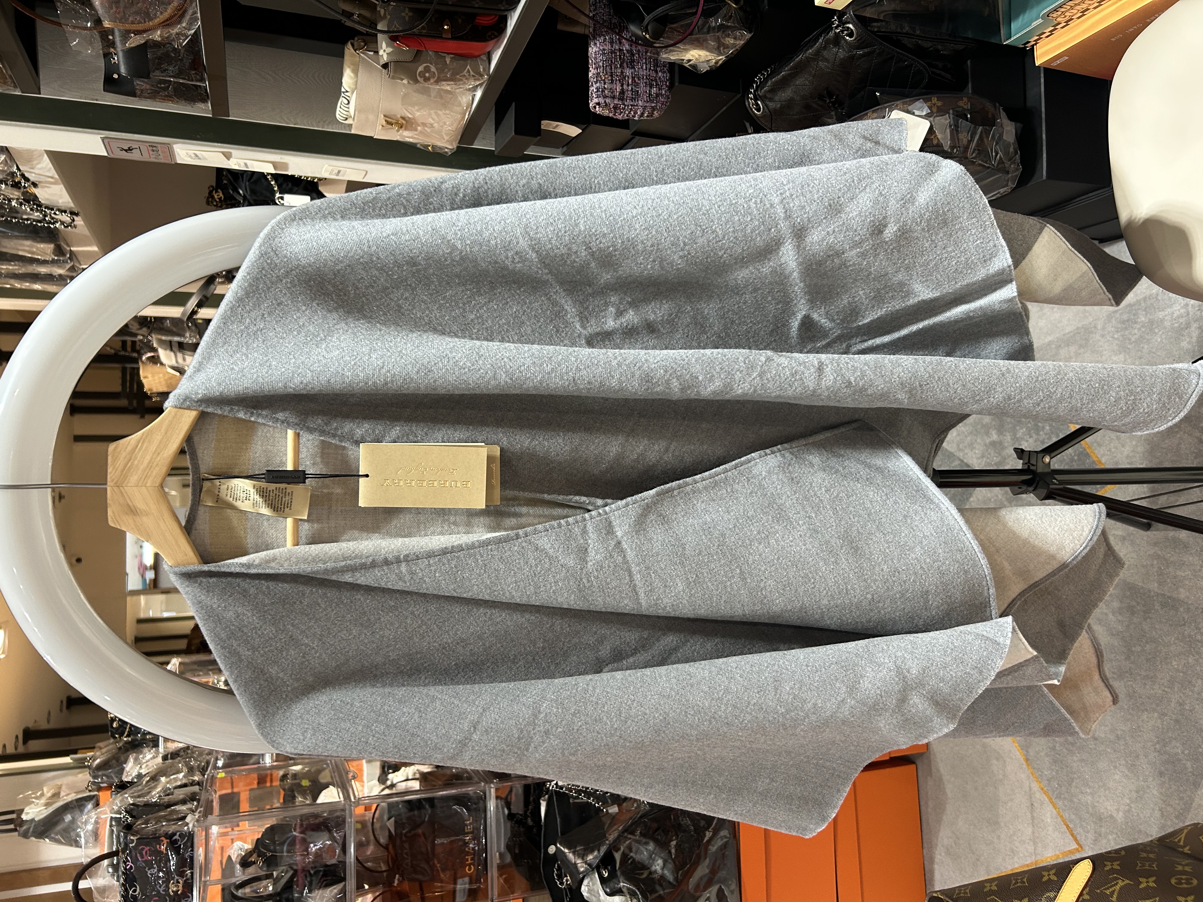 全新 Burberry BURBERRY Reversible Check Cape Scarf 灰色100%羊毛格紋雙面披肩圍巾 100% Wool scarf 100%Authentic, 全新未使用品