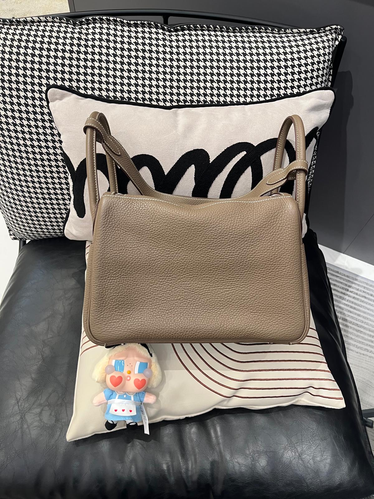 Hermes Lindy 30 Stamp C 大象灰銀扣 TC牛皮 100%Authentic, 98%New ✅Dust bag✅Raincoat ✅Box