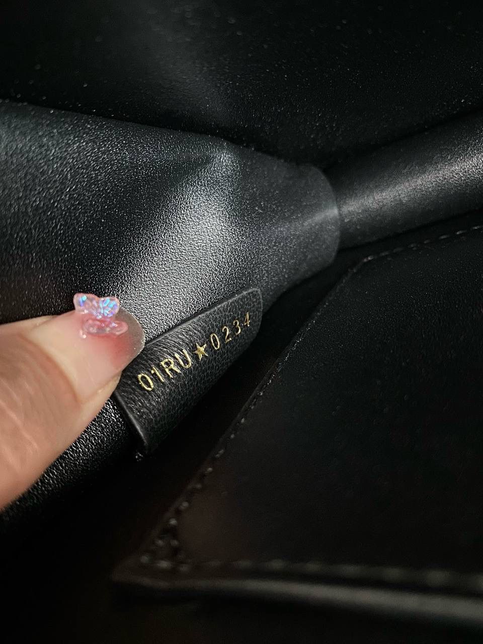 🈶黑色小号 𝐃𝐢𝐨𝐫 𝐀𝐧𝐠𝐞 𝗯𝗮𝗴手袋 这款颜值真的好看爆! 拿手上那种厚重的千金感’一秒沦陷 超大的CD 按扣、珍珠金属链条、和全金属手柄加上复古的包型、让整体非常精致 有种阳刚与柔美的酷时尚感 内里有隔层，可以很好的把私人物品归类 手拎手腕肩背腋下都可以 真的做到实用好看俩不误，超赞！ 25×7×16cm #💰115050m