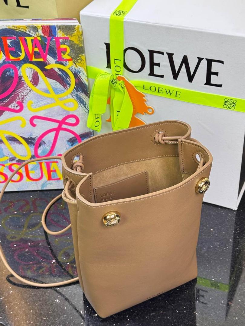 🎈（全钢）新款𝗣𝗲𝗯𝗯𝗹𝗲 𝗽𝗼𝘂𝗰𝗵手机包 ——【橡木棕到货💕】 尺寸：𝟮𝟭.𝟱-𝟭𝟳-𝟳𝗰𝗺 编码：652406 👉🏻采用进口纳帕小牛皮材质•包包手感超级舒服柔软•自重超轻。 👉🏻正面装饰两颗闪亮的𝗽𝗲𝗯𝗯𝗹𝗲配饰•精致可爱时髦•可调节肩带•腋下单肩斜跨皆🉑。 容量超大•可容纳5到6部手机•日常出行一个包就够啦😍