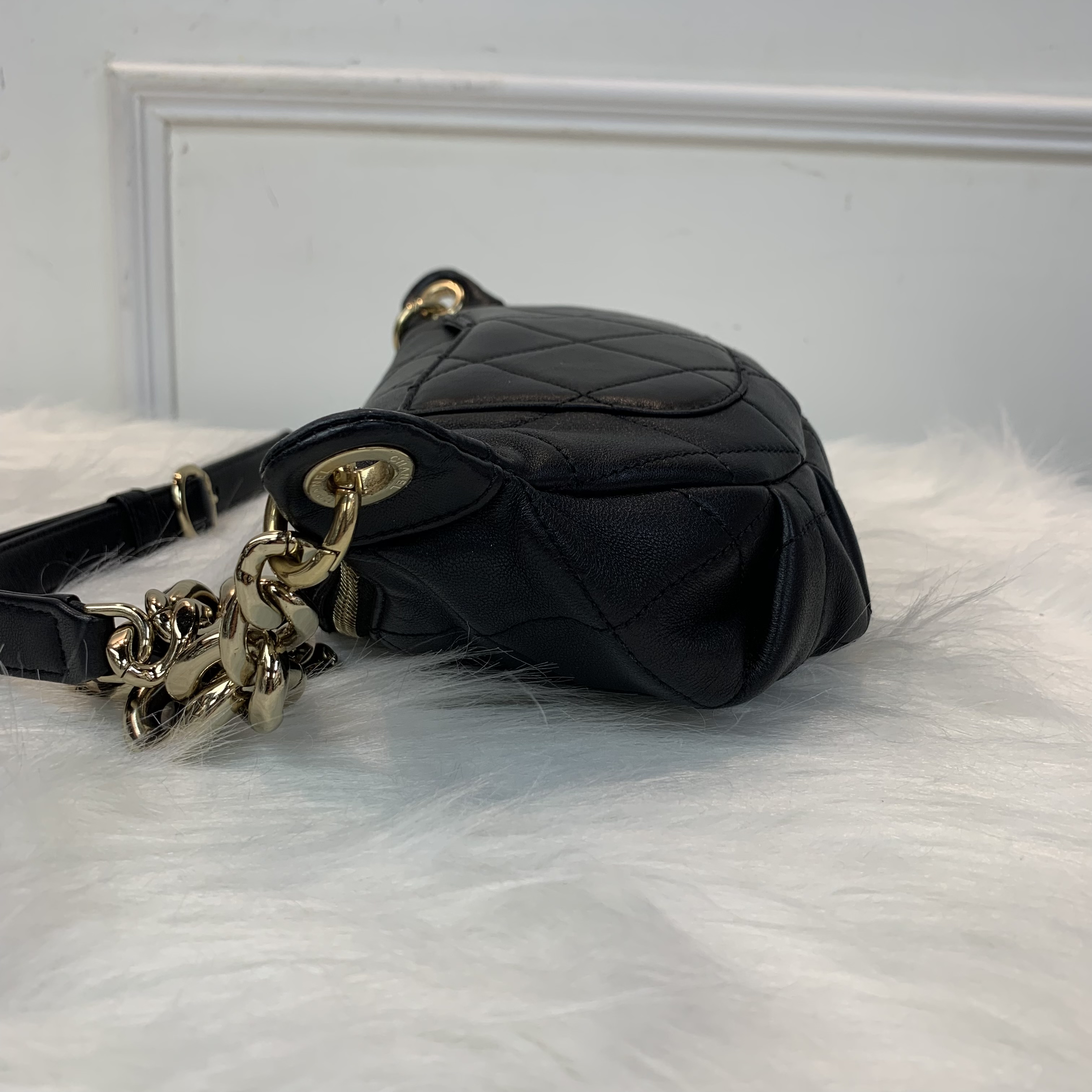 Chanel罕有黑色小羊皮腰包