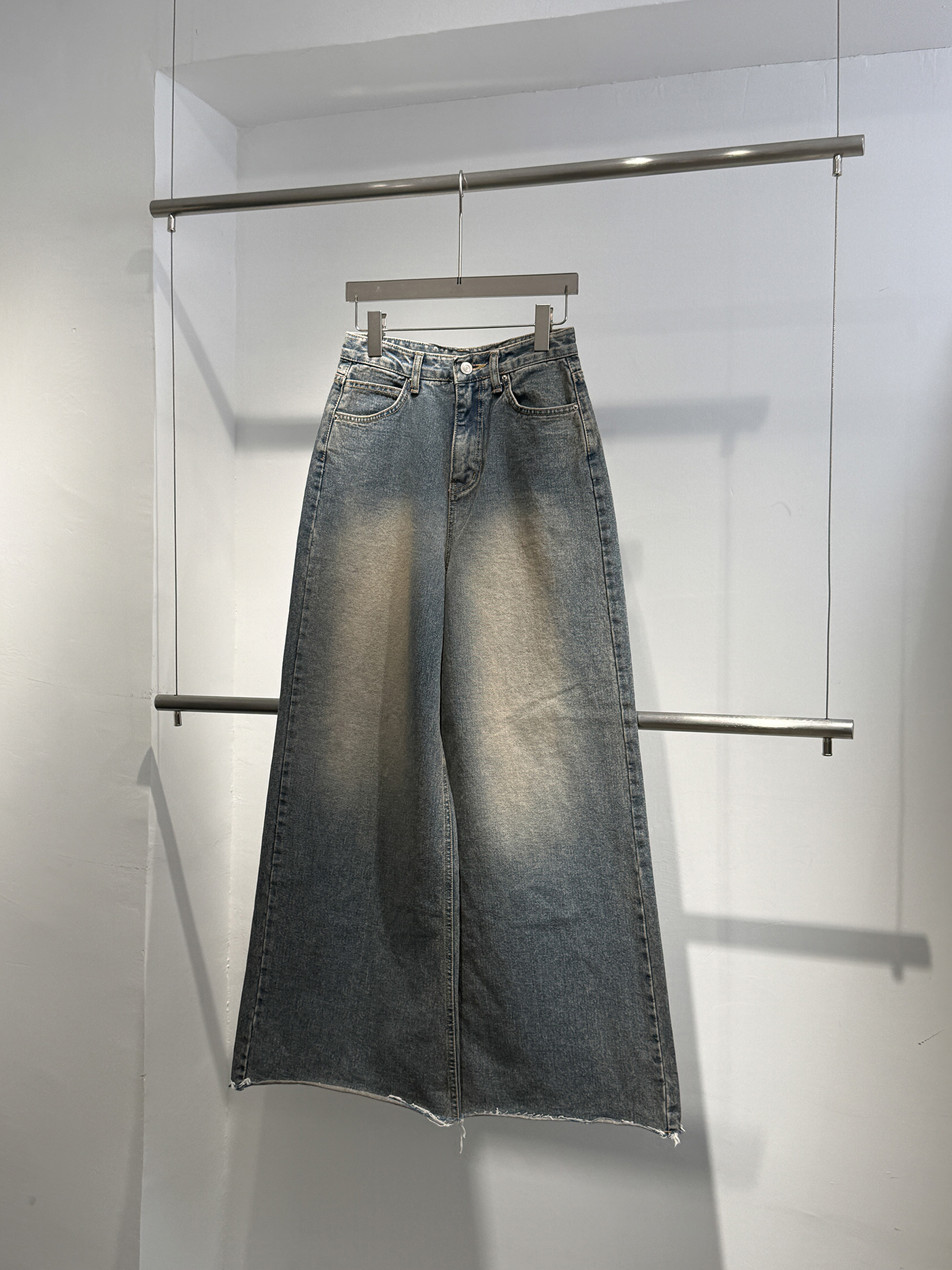 𝐑𝐚𝐰 𝐡𝐞𝐦 𝐰𝐚𝐬𝐡𝐞𝐝 𝐰𝐢𝐝𝐞-𝐥𝐞𝐠 𝐣𝐞𝐚𝐧𝐬