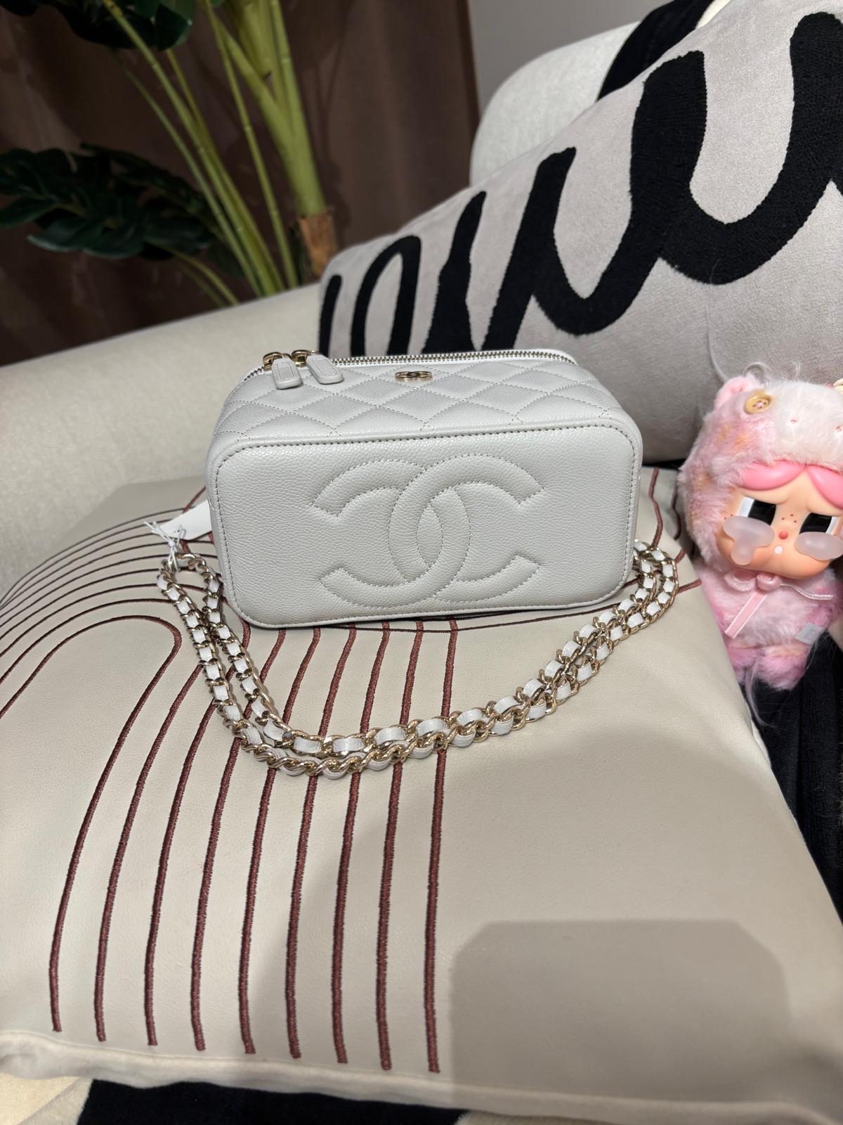 Chanel vanity with chain  灰色亮面粒粒牛皮長盒子 AP1341 100%Authentic, 98%new ✅晶片✅Dust bag✅Box