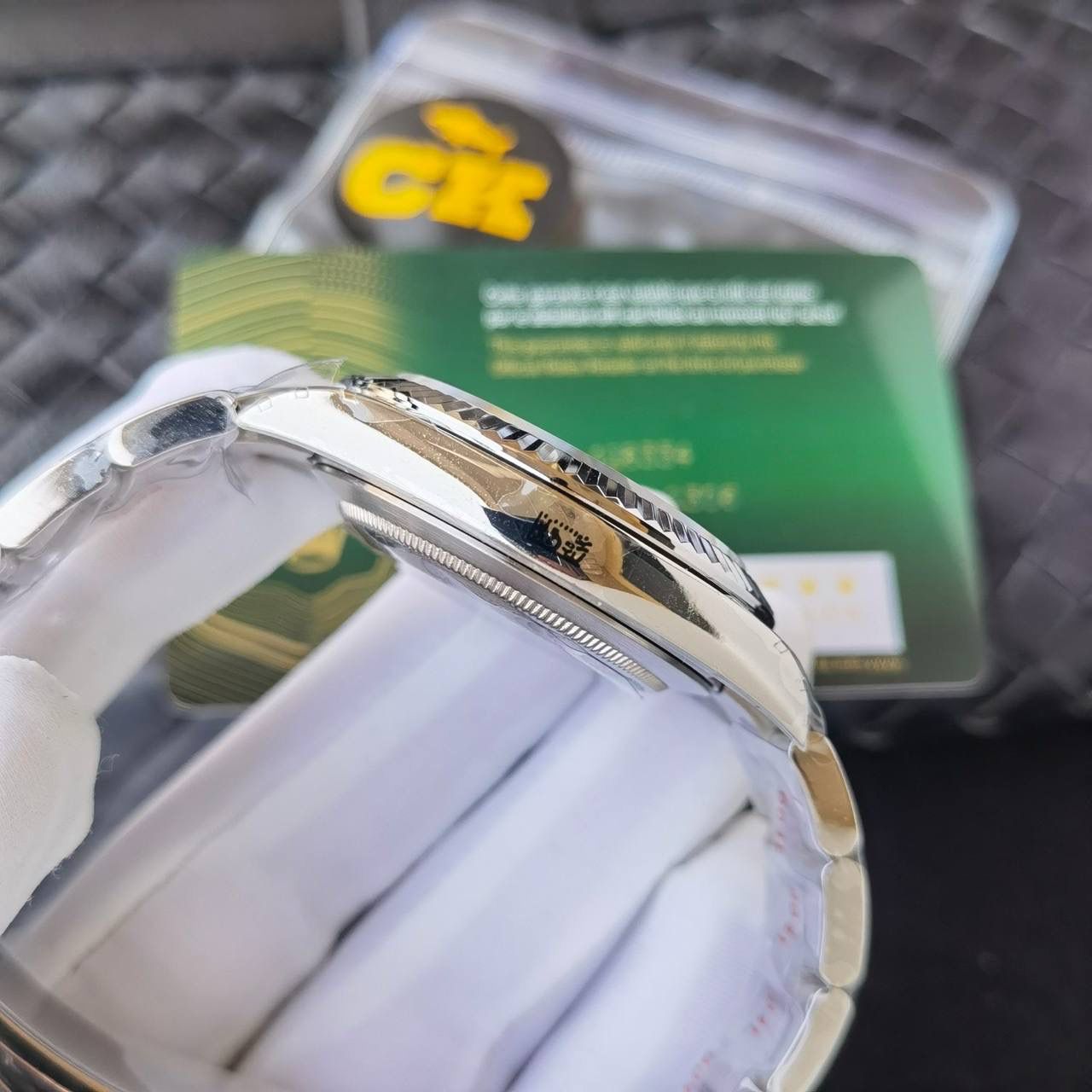 CK Factory 劳力士日志型 每一款CK日志都与原装同步配备保卡，精准确保每一款日志的独立“身份”(一表一卡) (内外兼修)真正的904L精钢正品开模定制，定制原装白金电镀圈口，尺寸41mm、搭载最新一体机 Cal.3235机芯、与原装调时方向一致、厚度、结构同步原装 904钢表带紧连原装表扣 Logo细节精致 2022最强悍的CK产品之一 值得拥有！