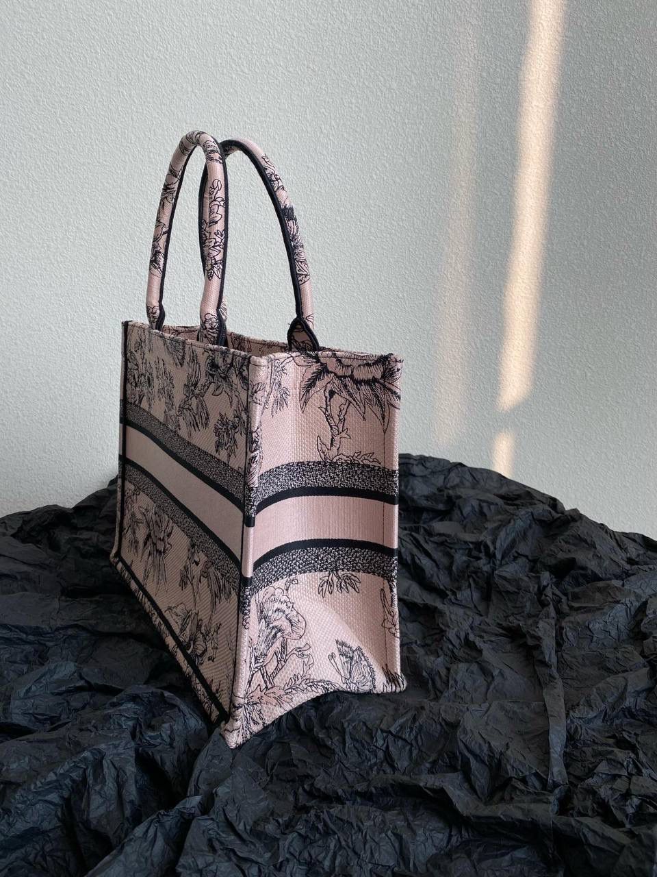 🈶植物花园，胭脂粉中号 𝗖𝗗 𝗕𝗼𝗼𝗸 𝗧𝗼𝘁𝗲 23早春度假系 浪漫的花卉刺绣，细节感非常强了🥰 栩栩如生，不言而喻的精湛刺绣工艺 握住只有你的花花世界吧 36×27×16cm