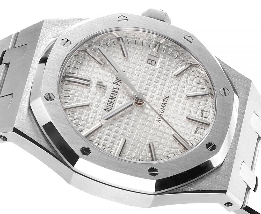 APS一体3120 最强"钢王"壳套特点 1、与原版一致:直径41毫米和厚度 9.8毫米 2、APS版的15400是市面上唯一能与原版各部件互换通用的版本，表壳所有结构位置和装配方式与原版一致 3、表壳表带细腻的拉丝且不会锋利的工艺更突显出APS一直对细节的一丝不苟 4、表带头粒连接表头处与正品一致的活动头粒设计 5、表扣的开关质感与各部位的雕刻工艺均与正品一致 6、APS版的15400兰色字面做工与颜色和正品放在一起几乎毫无色差 7、机芯方面完美复制原装3120机芯，真正的无卡度一体机芯，不再是9015加甲板