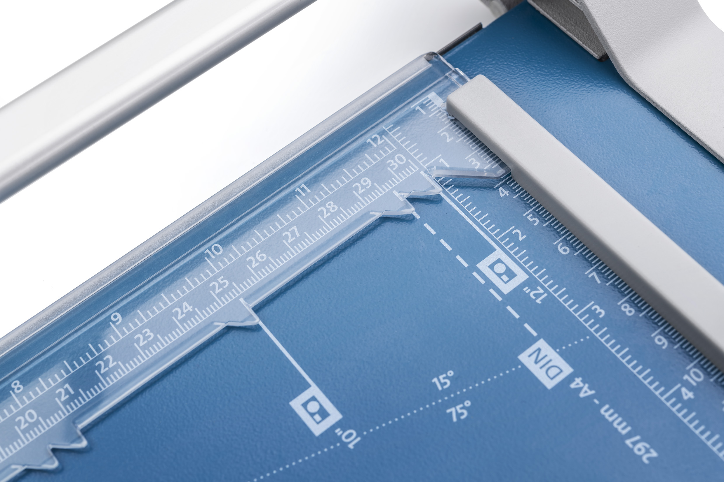 Dahle 507 : 3RD Generation Paper Trimmer, able to cut 320mm length, 0.8mm in thickness 